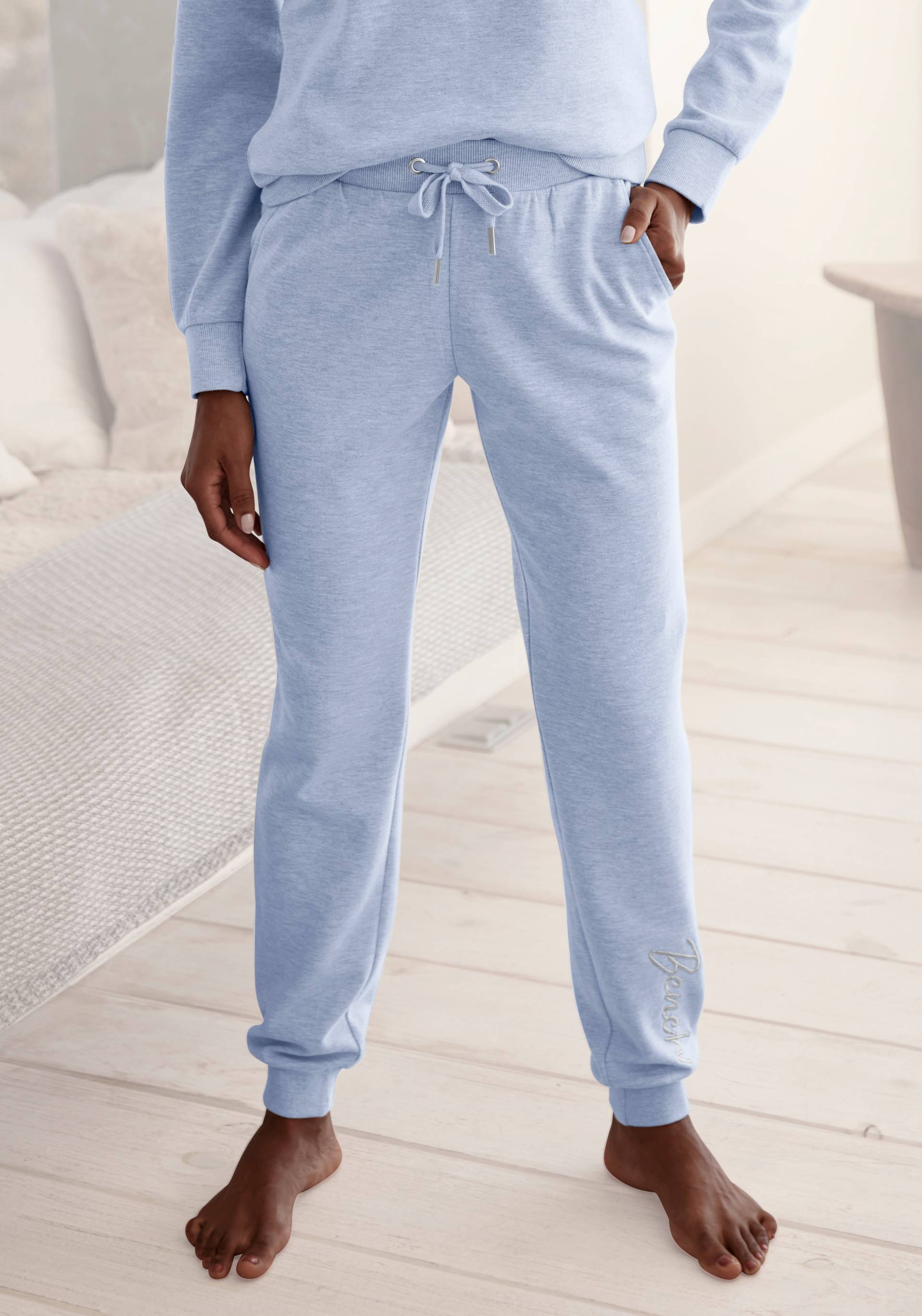 Bench. Loungewear Relaxhose »-Loungehose, Sweathose«, mit glänzender Logostickerei, Loungewear, Loungeanzug von Bench. Loungewear