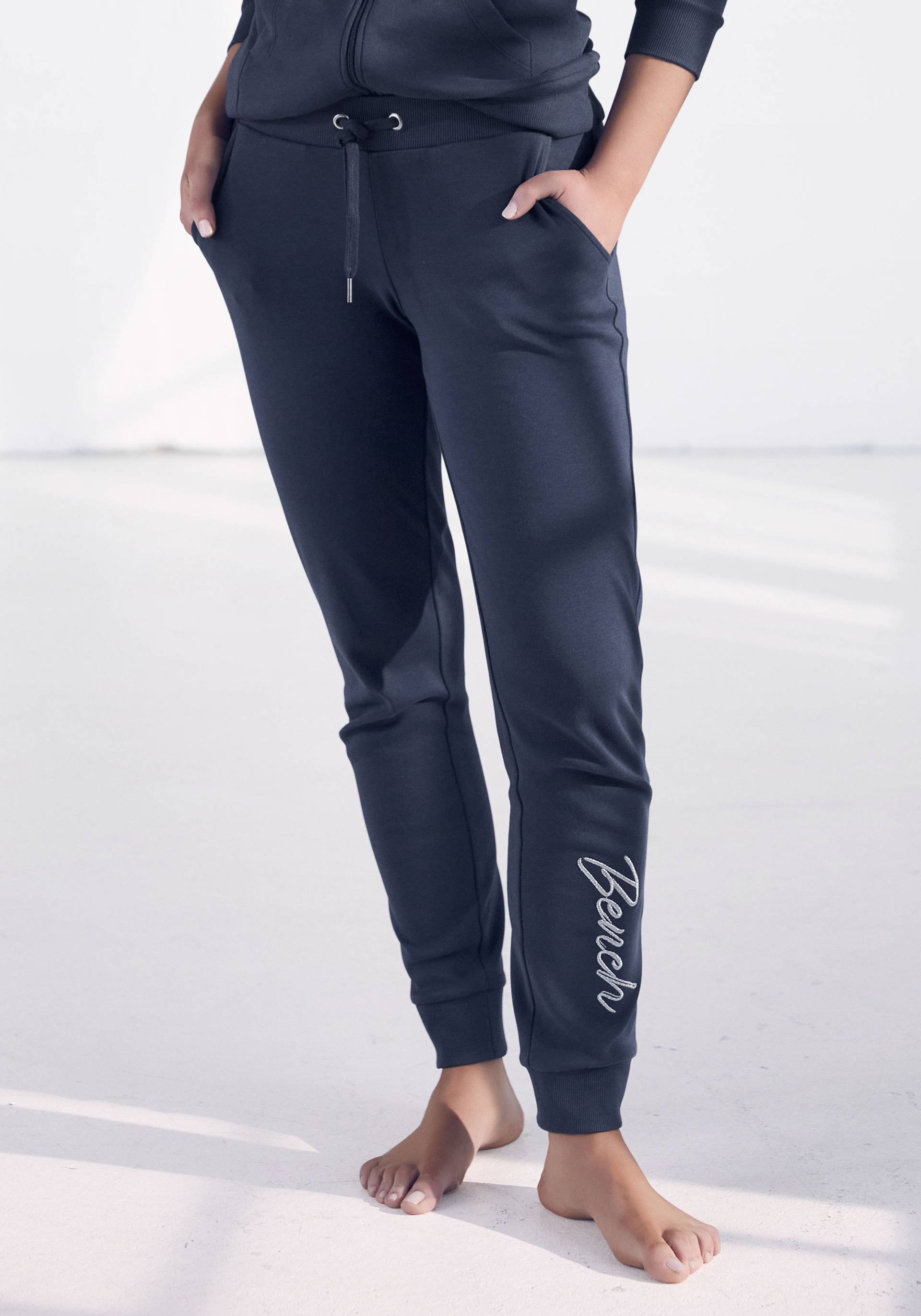 Bench. Loungewear Relaxhose »-Loungehose«, mit glänzender Logostickerei, Loungewear, Loungeanzug von Bench. Loungewear