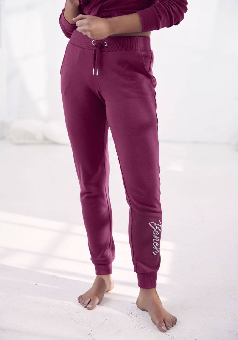 Bench. Loungewear Relaxhose, mit glänzender Logostickerei, Loungewear von Bench. Loungewear