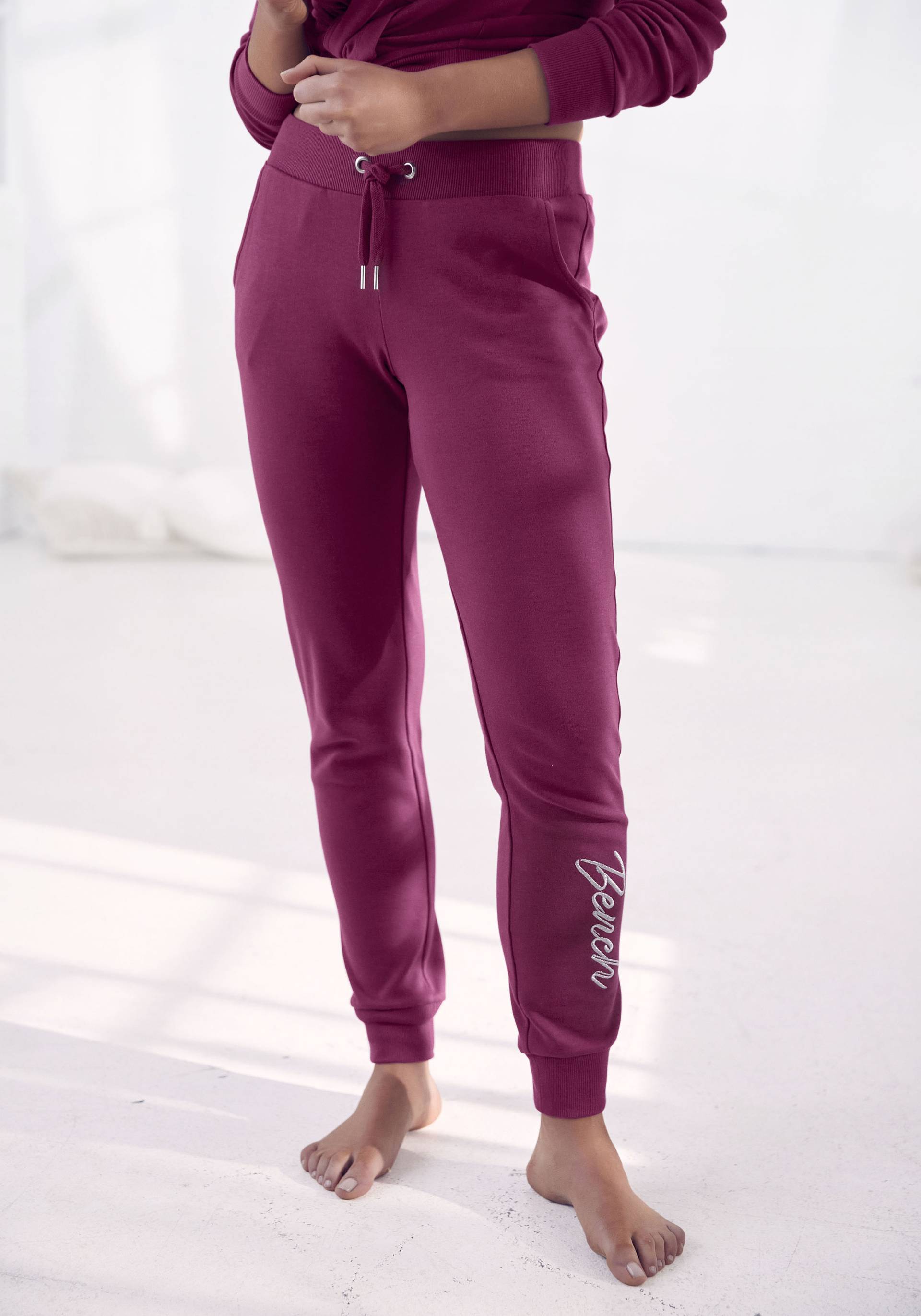 Bench. Loungewear Relaxhose »-Loungehose«, mit glänzender Logostickerei, Loungewear, Loungeanzug von Bench. Loungewear