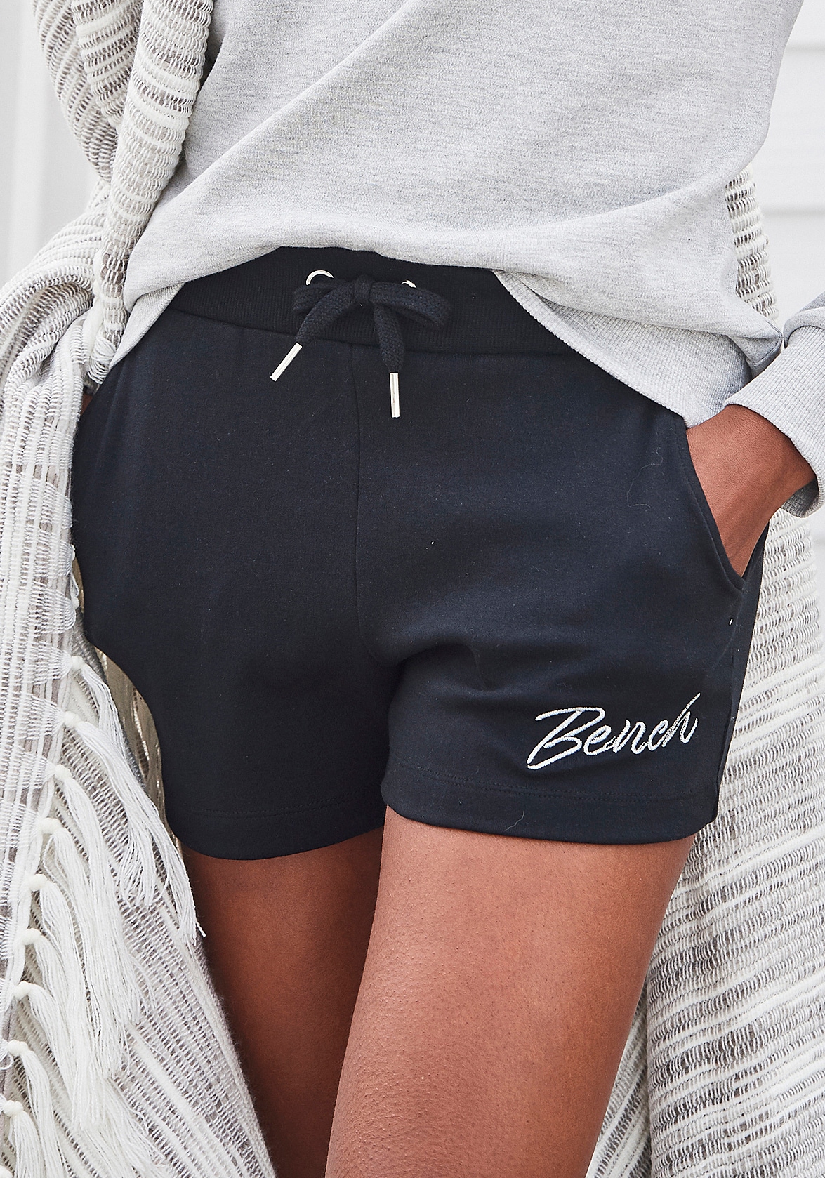 Bench. Loungewear Relaxshorts, mit kleiner glänzenden Logostickerei, Loungeanzug von Bench. Loungewear