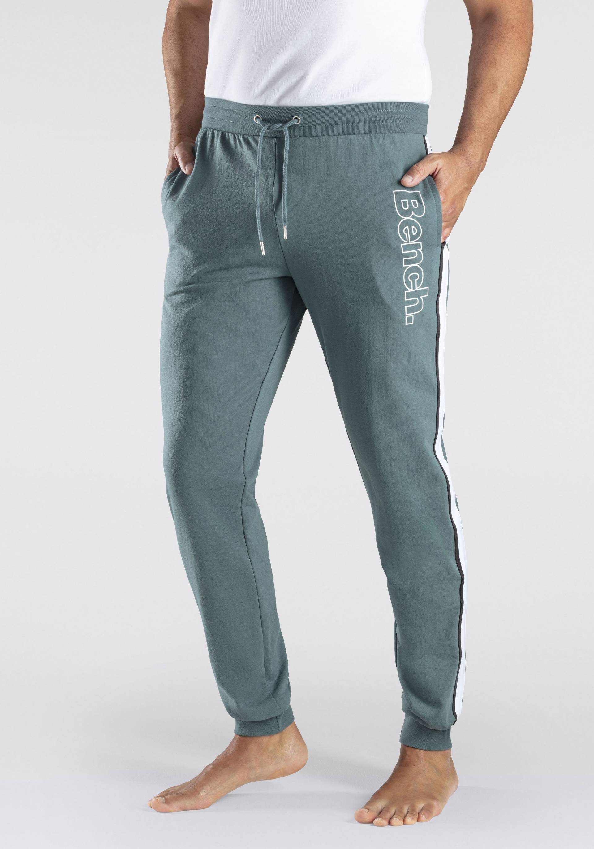 Bench. Loungewear Sweathose, mit aufgesetzten Streifen an der Seite und Logodruck von Bench. Loungewear