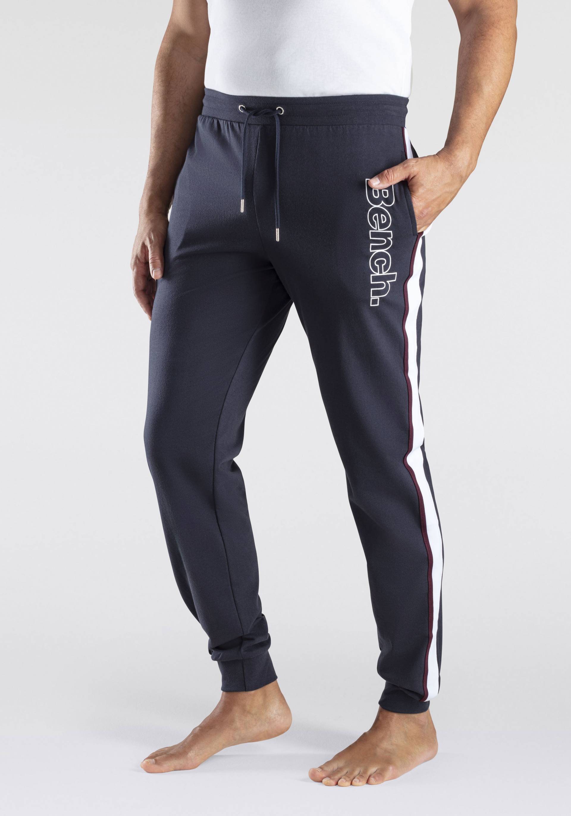 Bench. Loungewear Sweathose, mit aufgesetzten Streifen an der Seite und Logodruck von Bench. Loungewear