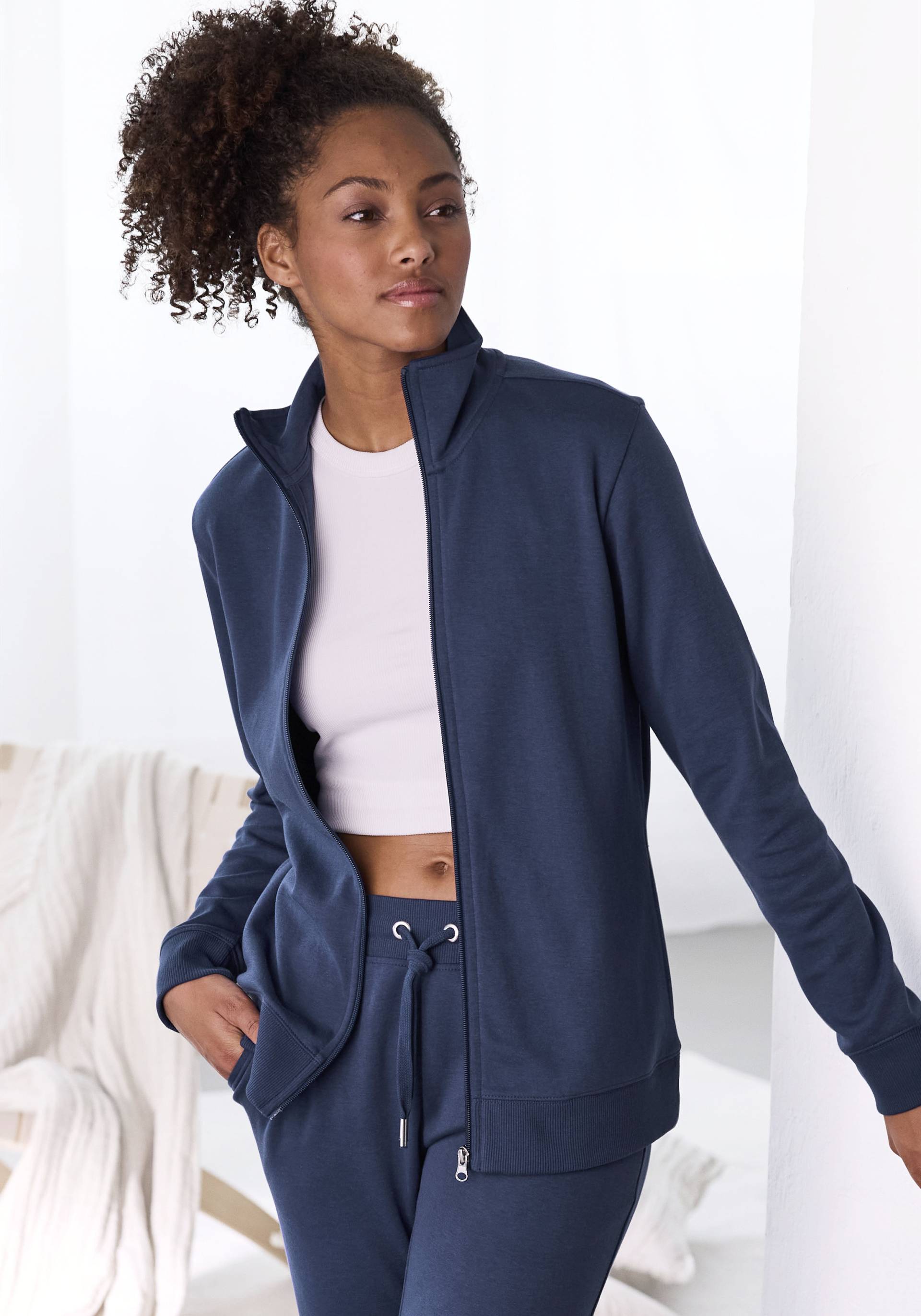 Bench. Loungewear Sweatjacke, mit bestickten Stehkragen, Loungeanzug von Bench. Loungewear