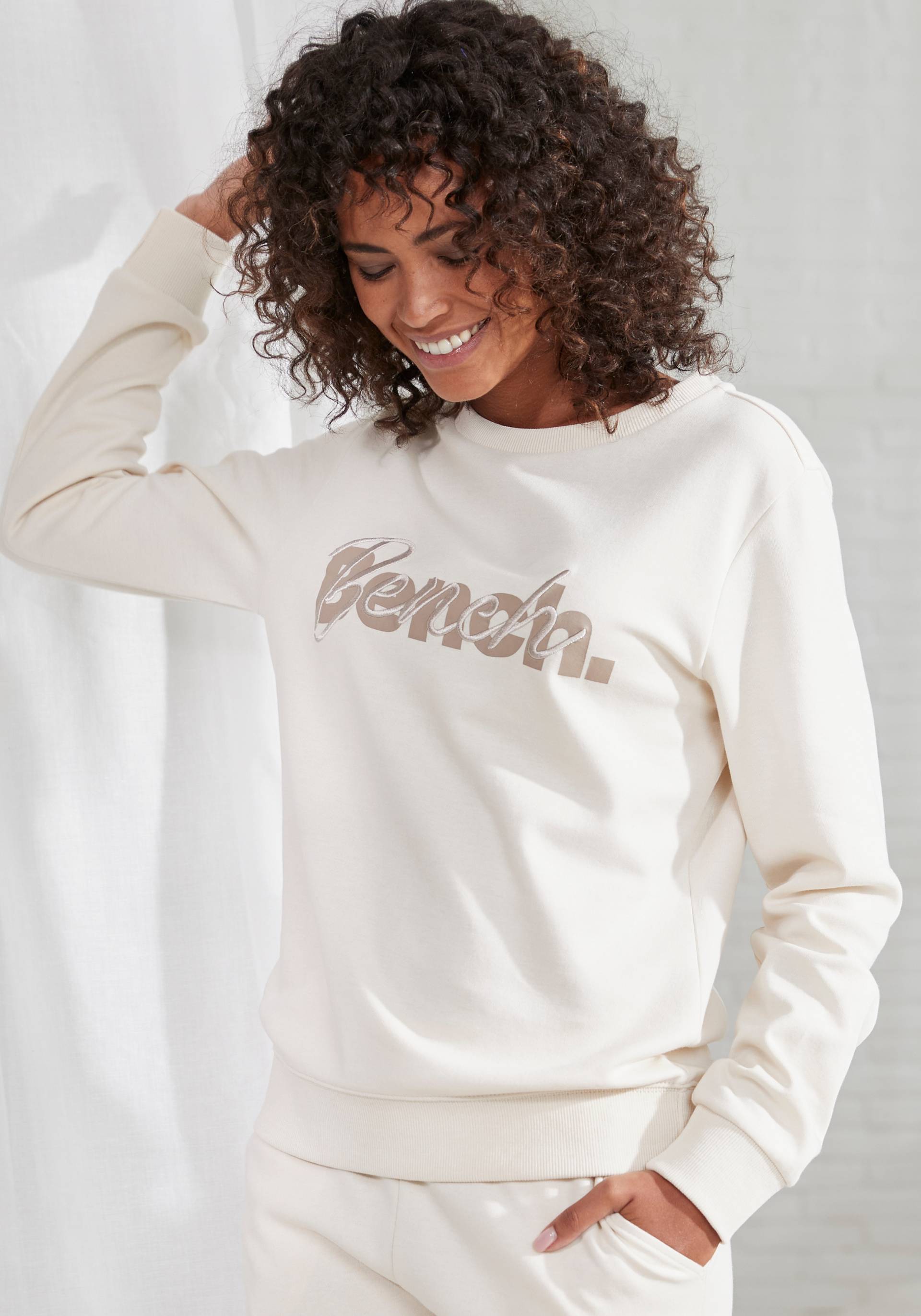 Bench. Loungewear Sweatshirt, mit Logodruck und Stickerei, Loungeanzug von Bench. Loungewear