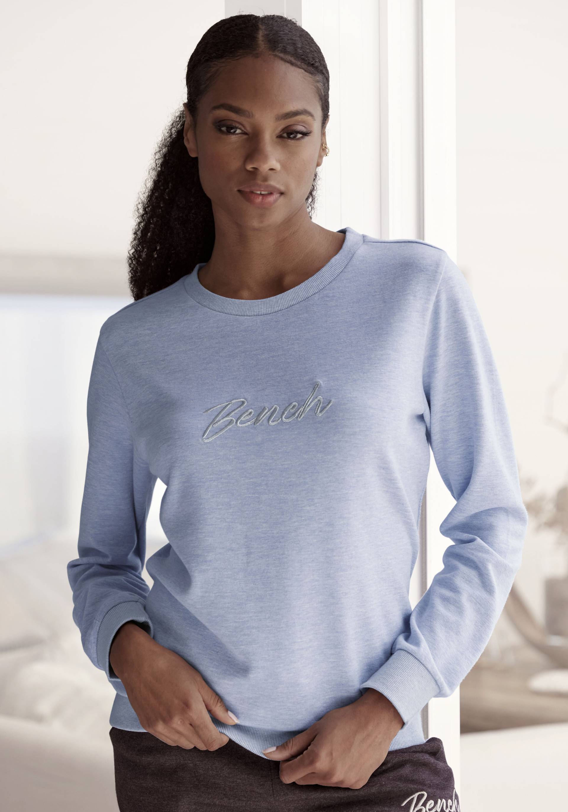 Bench. Loungewear Sweatshirt »-Loungeshirt«, mit glänzender Logostickerei, Loungewear, Loungeanzug von Bench. Loungewear