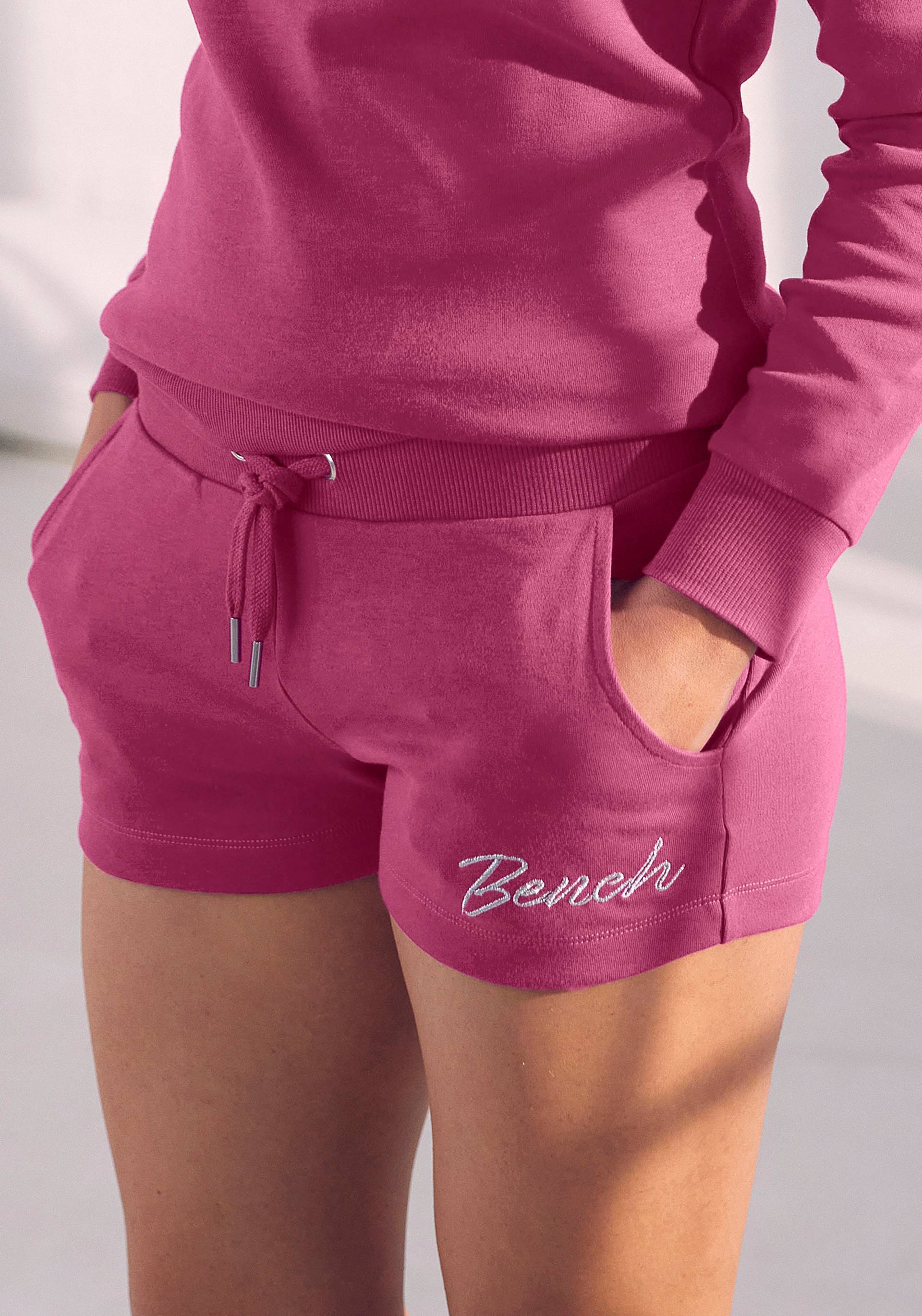 Bench. Loungewear Sweatshorts, mit glänzender Logostickerei, Loungewear, Loungeanzug von Bench. Loungewear