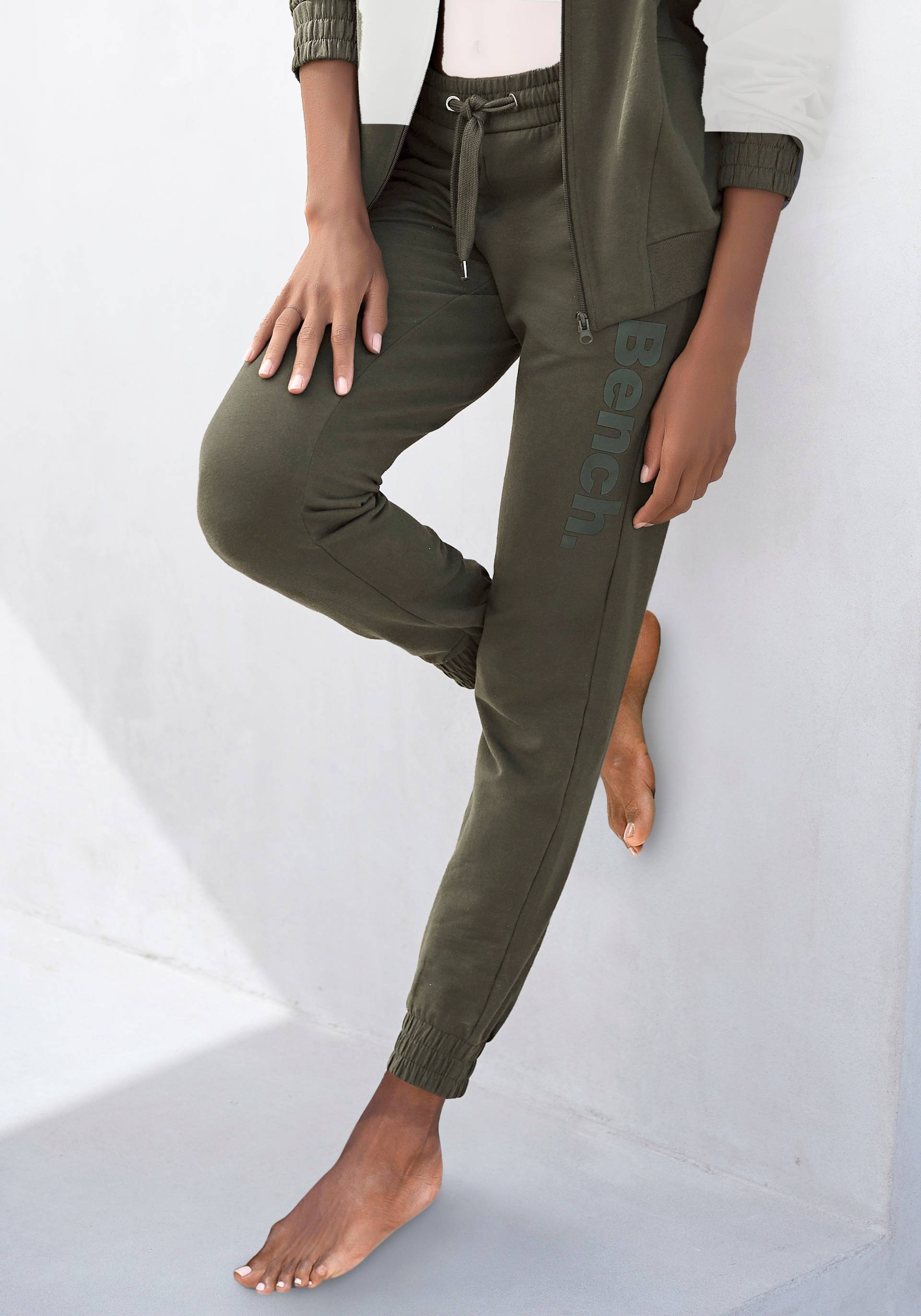 Bench. Loungewear Homewearhose, mit Reissverschluss Taschen, Loungeanzug Bench. Loungewear Homewearhose, mit Reissverschluss Taschen, Loungeanzug von Bench. Loungewear