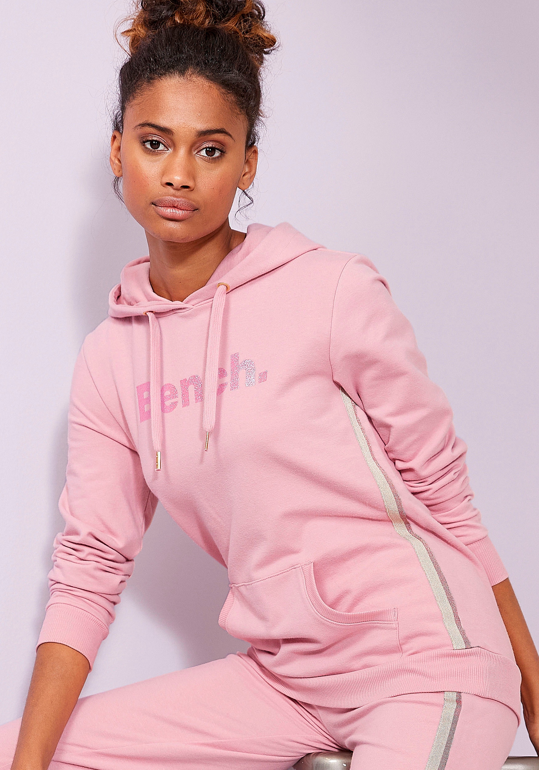 Bench. Loungewear Hoodie, mit Glitzer Streifen und Glitzer Logodruck, Loungewear von Bench. Loungewear