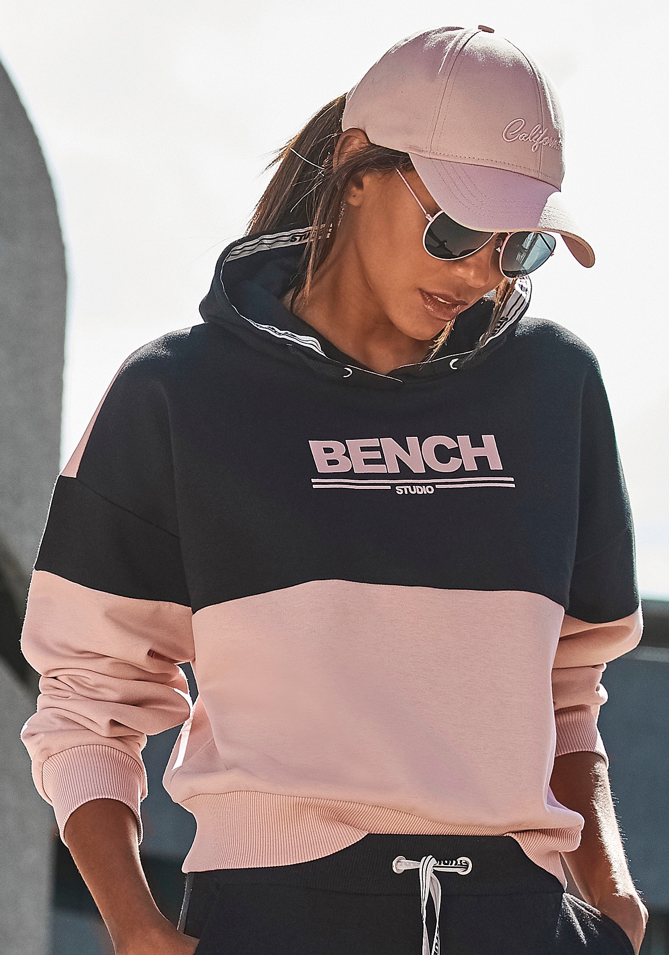 Bench. Hoodie, mit Logodruck, Loungeanzug Bench. Hoodie, mit Logodruck, Loungeanzug von Bench.