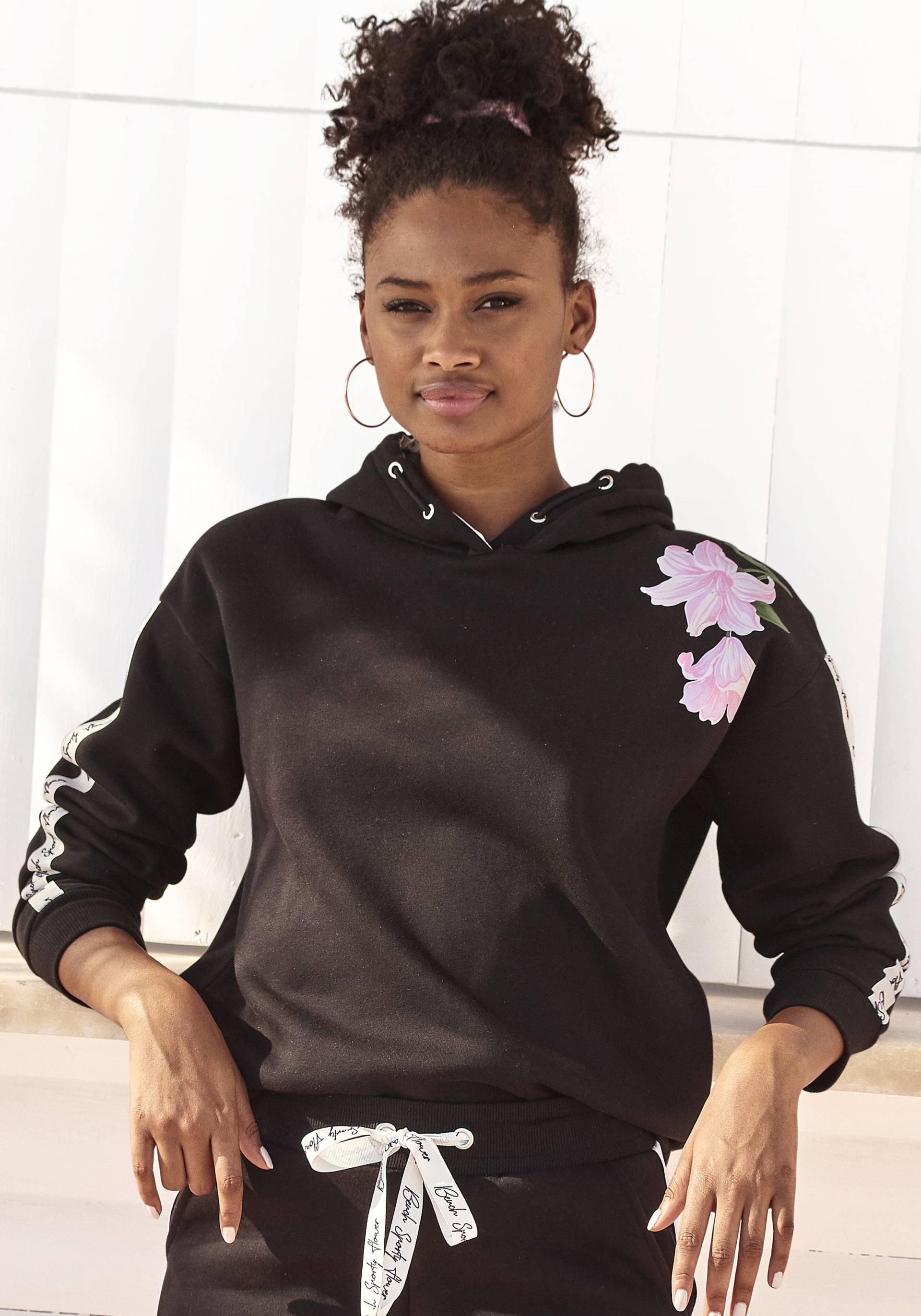 Bench. Hoodie, mit bedrucktem Tape und Blumenprint, Loungeanzug Bench. Hoodie, mit bedrucktem Tape und Blumenprint, Loungeanzug von Bench.