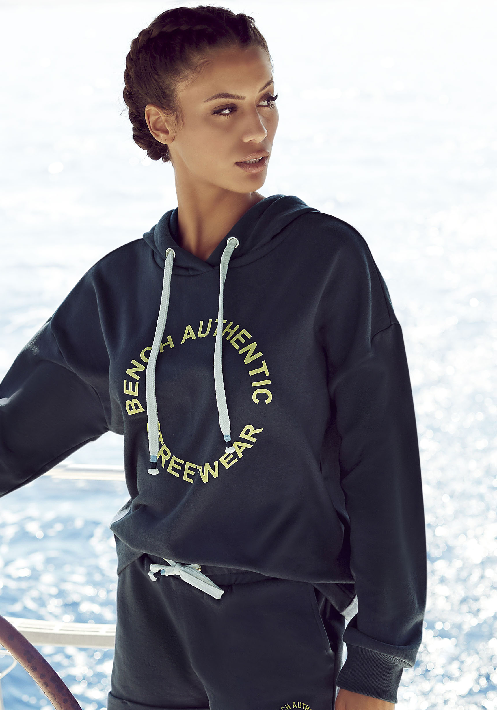 Bench. Hoodie, mit rundem Frontdruck, Loungeanzug Bench. Hoodie, mit rundem Frontdruck, Loungeanzug von Bench.