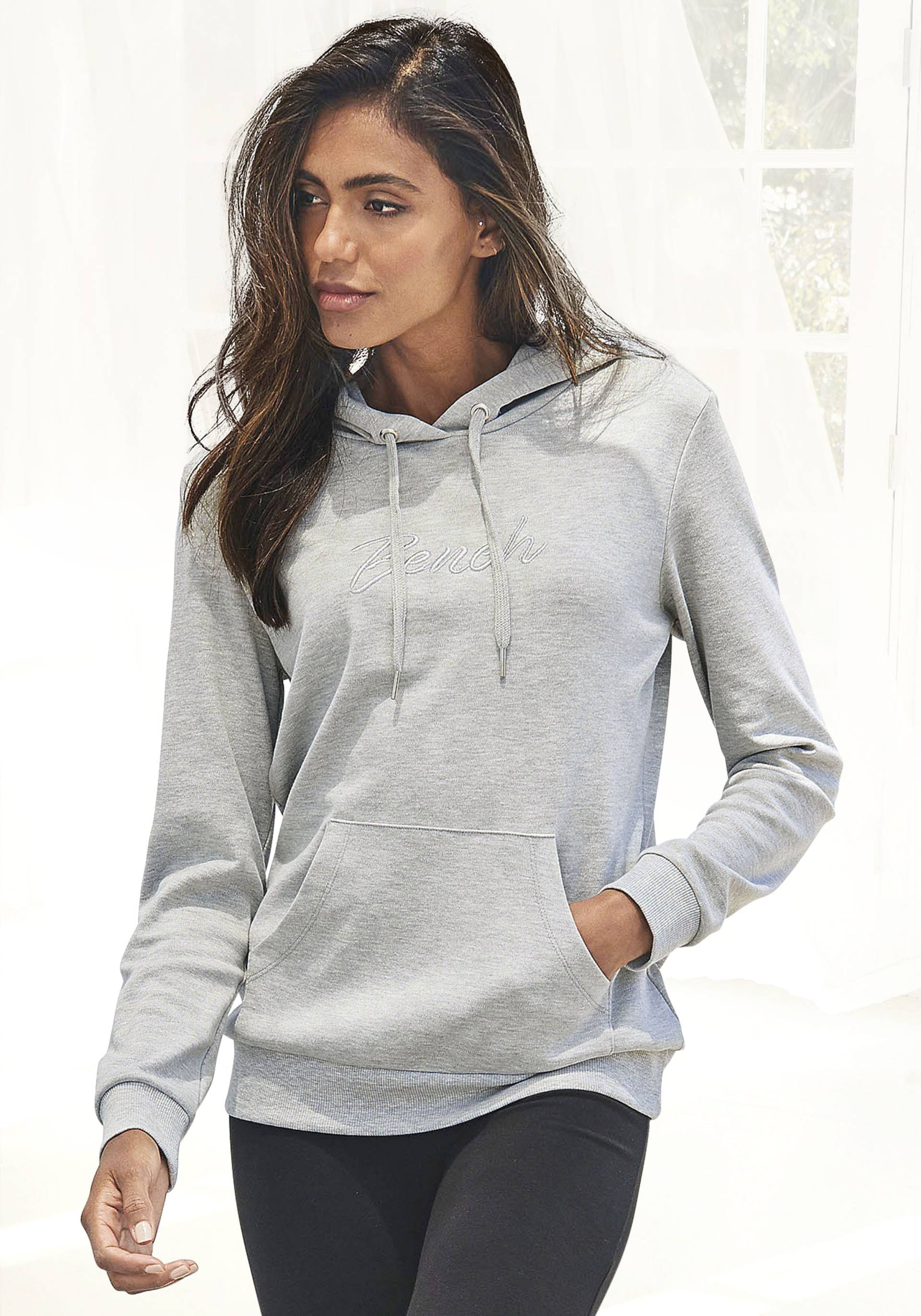 Bench. Loungewear Kapuzensweatshirt, mit glänzender Logostickerei, Loungeanzug, Hoodie von Bench. Loungewear