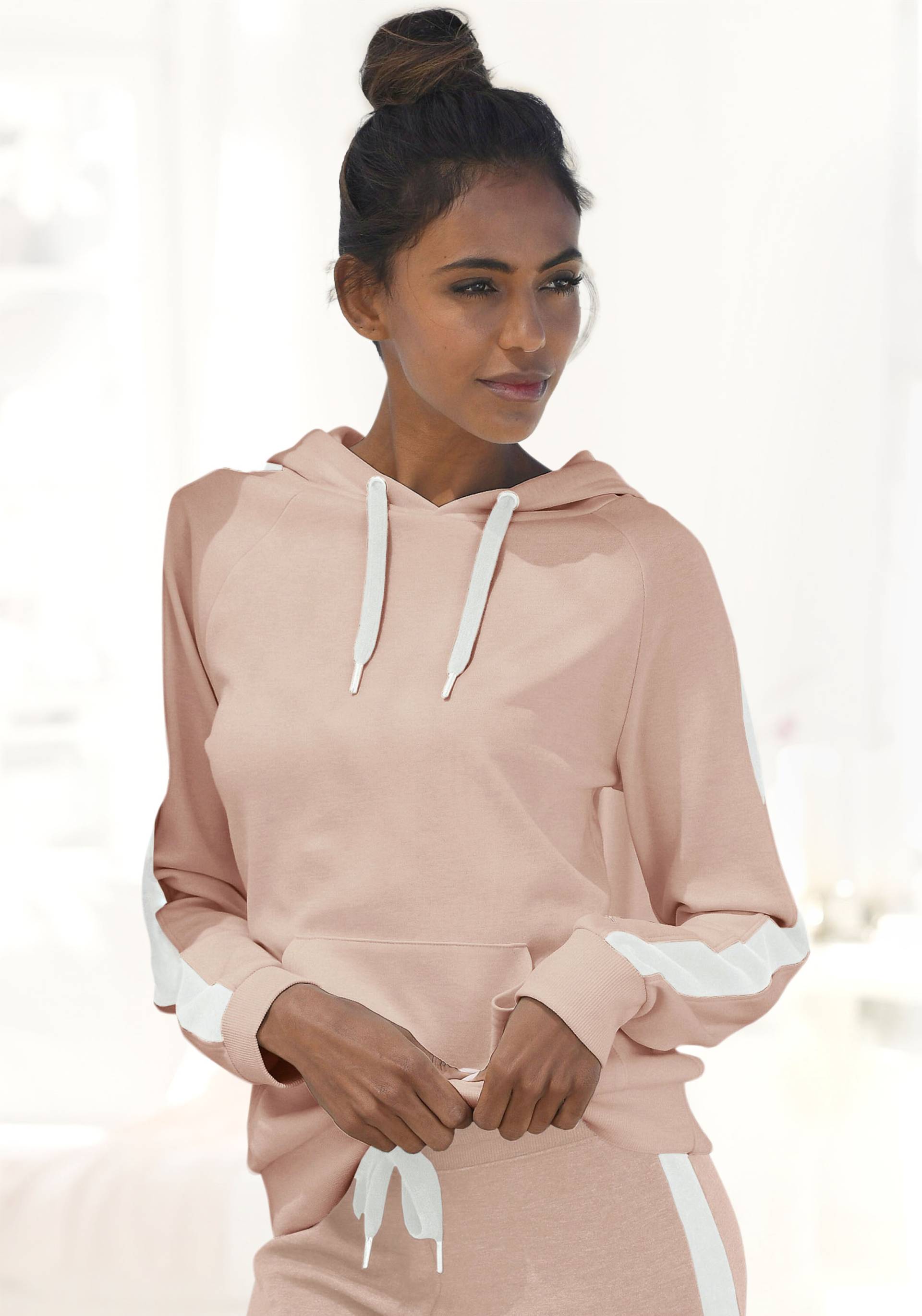 Bench. Loungewear Kapuzensweatshirt, mit Seitenstreifen und Kängurutasche, Loungeanzug, Hoodie von Bench. Loungewear