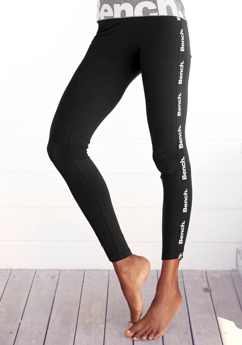 Bench. Loungewear Leggings, mit bedruckten Tapestreifen von Bench. Loungewear