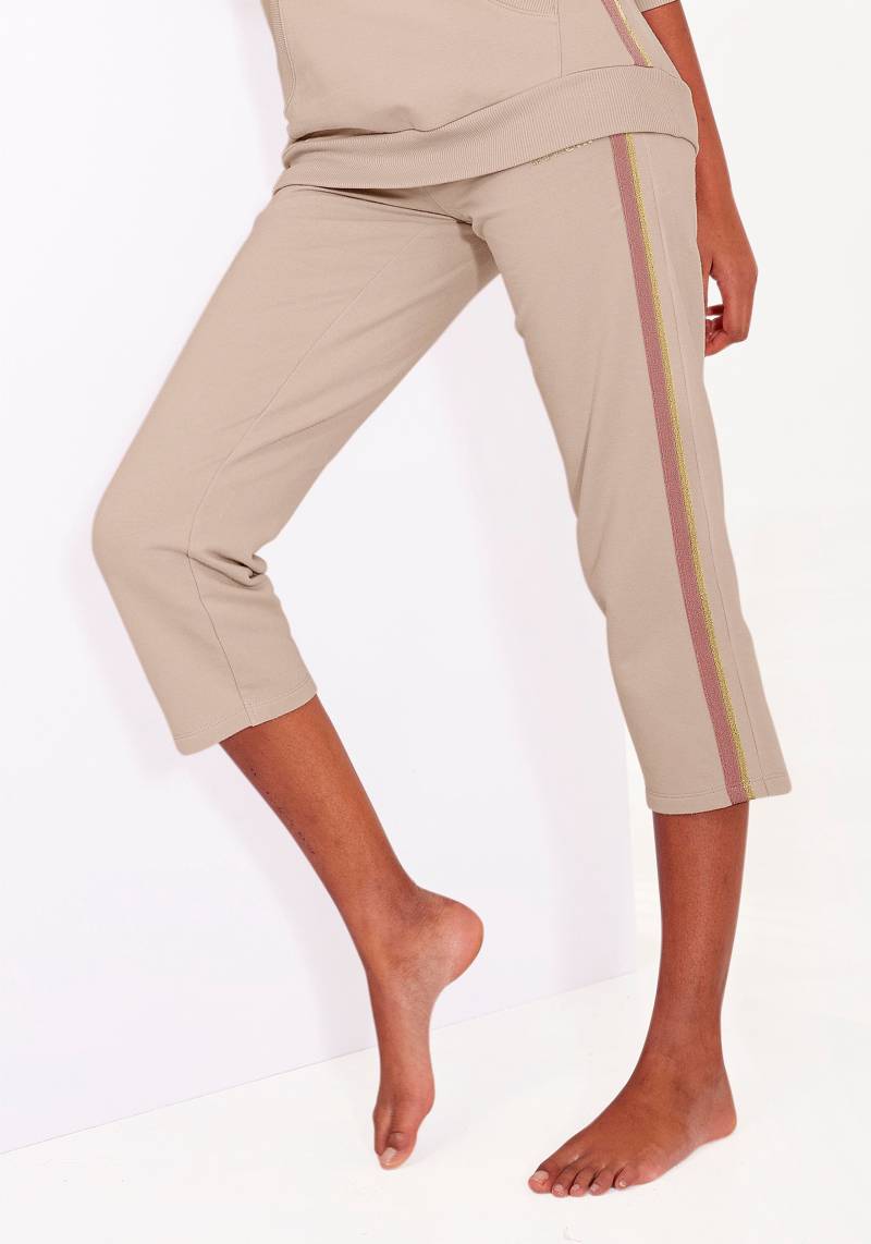 Bench. Loungewear Relax-Caprihose, mit Glitzerstreifen, Loungeanzug von Bench. Loungewear