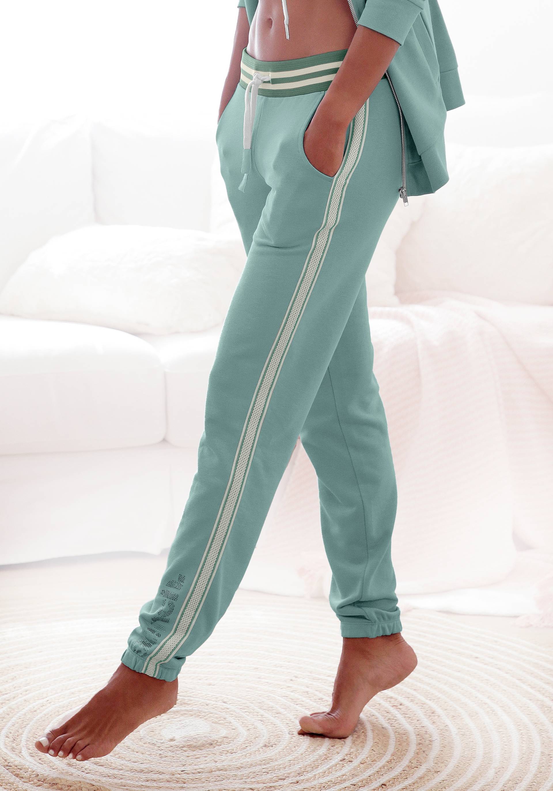 Bench. Relaxhose, mit gestreiftem Bund und Glanzprint, Loungewear, Loungeanzug Bench. Relaxhose, mit gestreiftem Bund und Glanzprint, Loungewear, Loungeanzug von Bench.