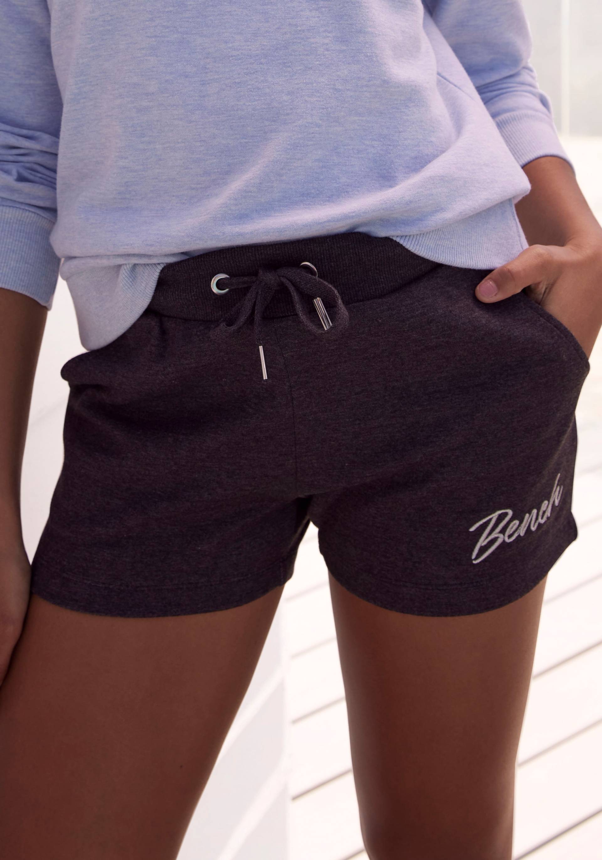 Bench. Loungewear Relaxshorts »-Sweatshorts, Lounge-Shorts«, mit kleiner glänzenden Logostickerei, Loungewear, Loungeanzug von Bench. Loungewear