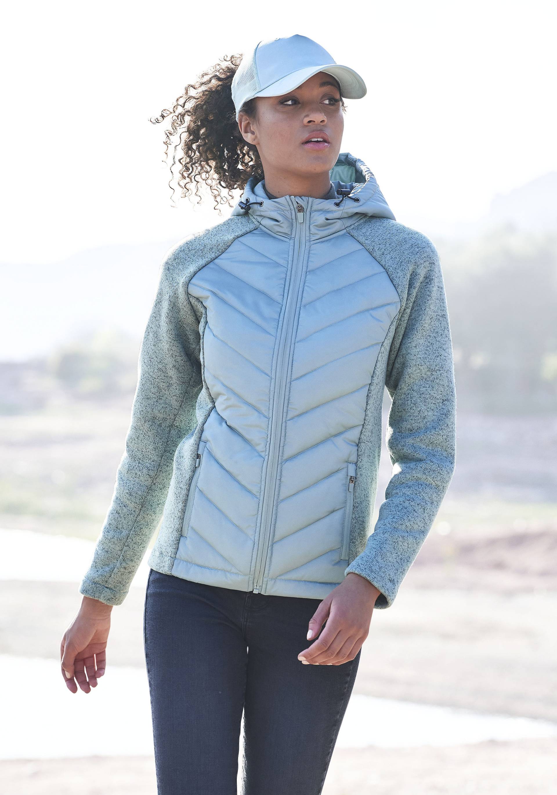 Bench. Steppjacke, mit Kapuze, mit Strickfleece-Ärmeln Bench. Steppjacke, mit Kapuze, mit Strickfleece-Ärmeln von Bench.