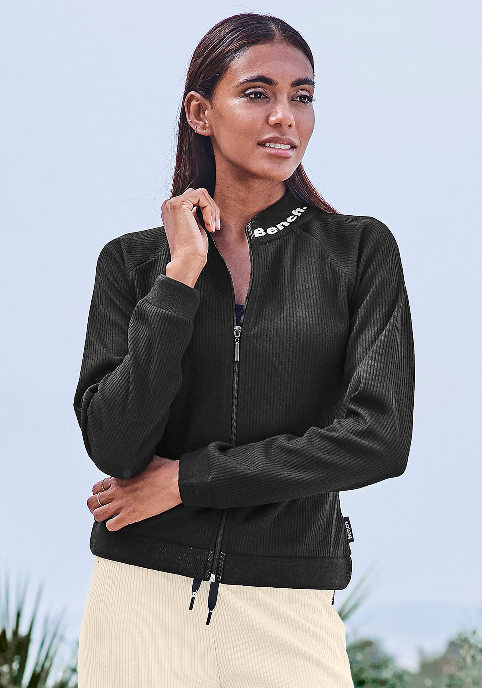 Bench. Strickjacke, mit bedrucktem Stehkragen Bench. Strickjacke, mit bedrucktem Stehkragen von Bench.