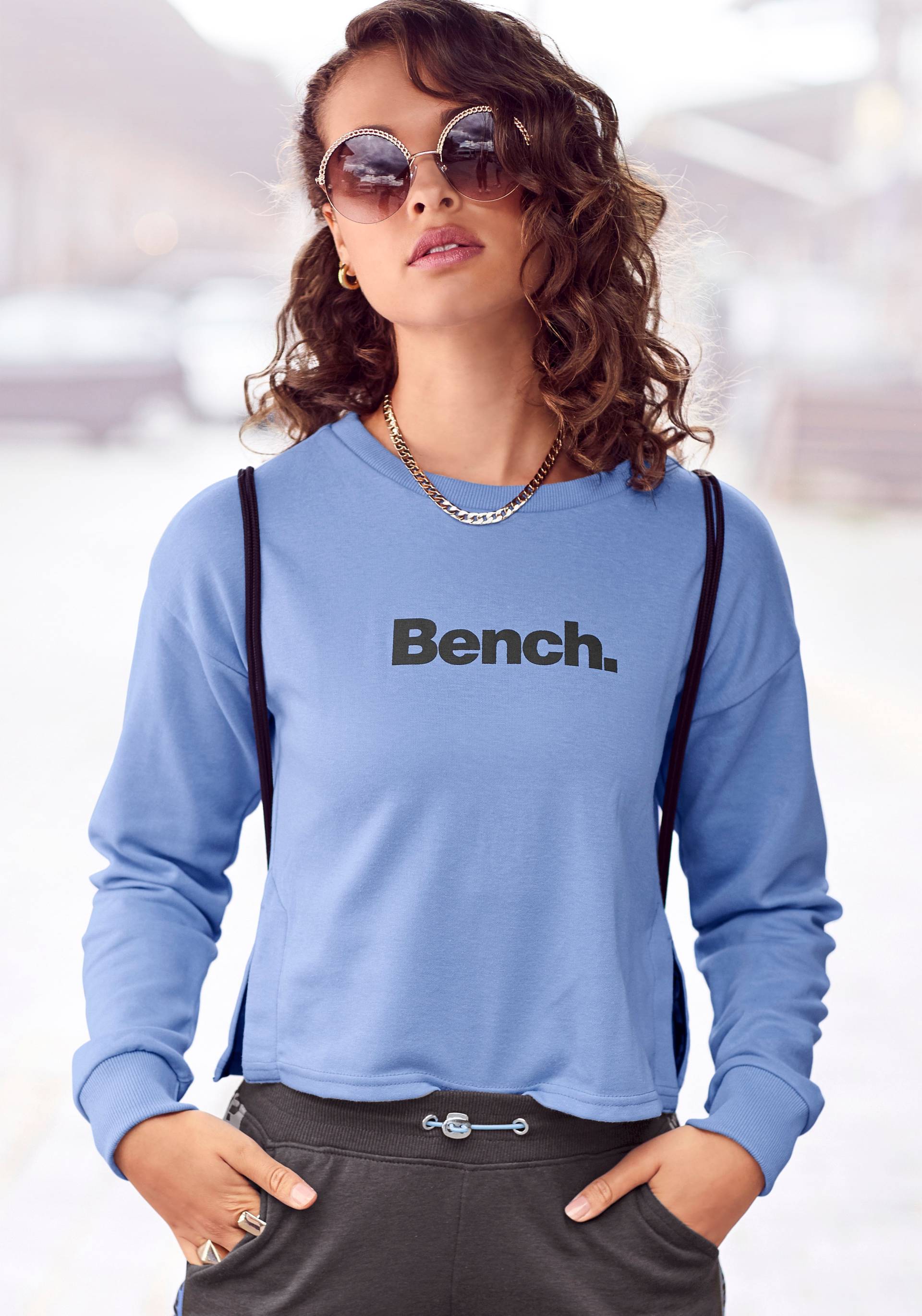 Bench. Sweater, kurz geschnitten mit seitlichen Schlitzen, Loungeanzug Bench. Sweater, kurz geschnitten mit seitlichen Schlitzen, Loungeanzug von Bench.