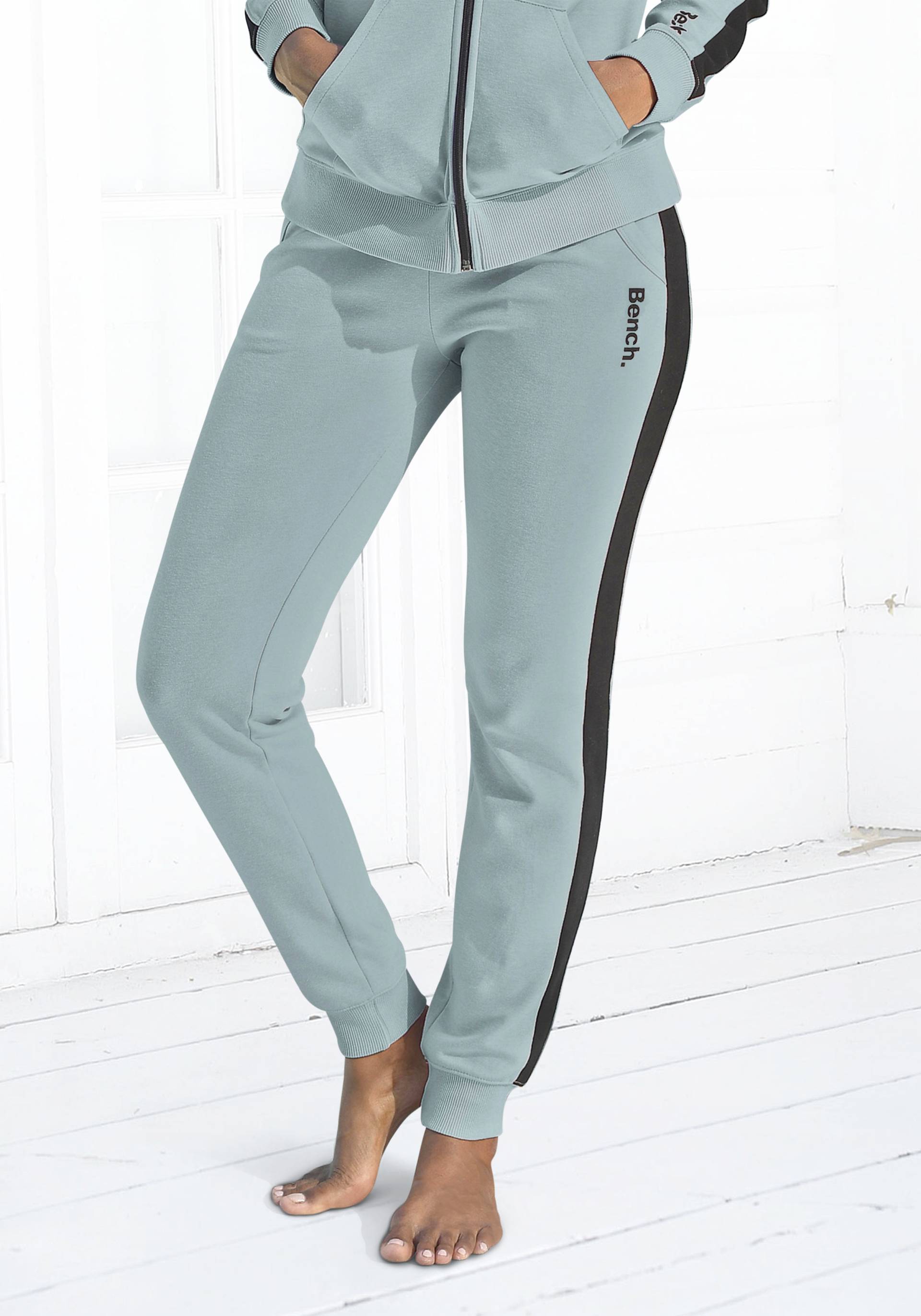 Bench. Loungewear Sweathose, mit Seitenstreifen und schmalem Bein, Loungeanzug von Bench. Loungewear