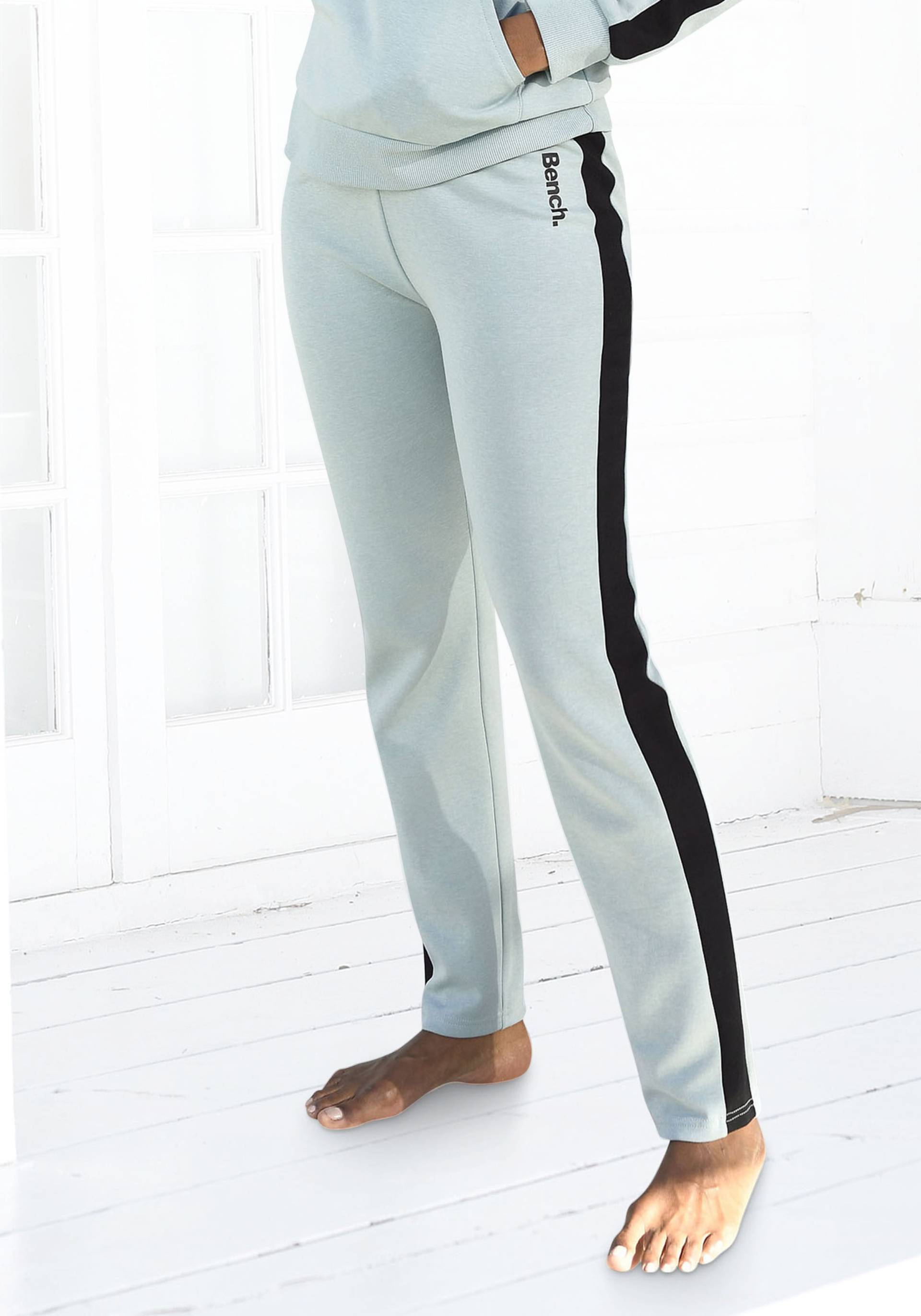 Bench. Loungewear Loungehose, mit Seitenstreifen und geradem Bein, Loungeanzug Bench. Loungewear Loungehose, mit Seitenstreifen und geradem Bein, Loungeanzug von Bench. Loungewear
