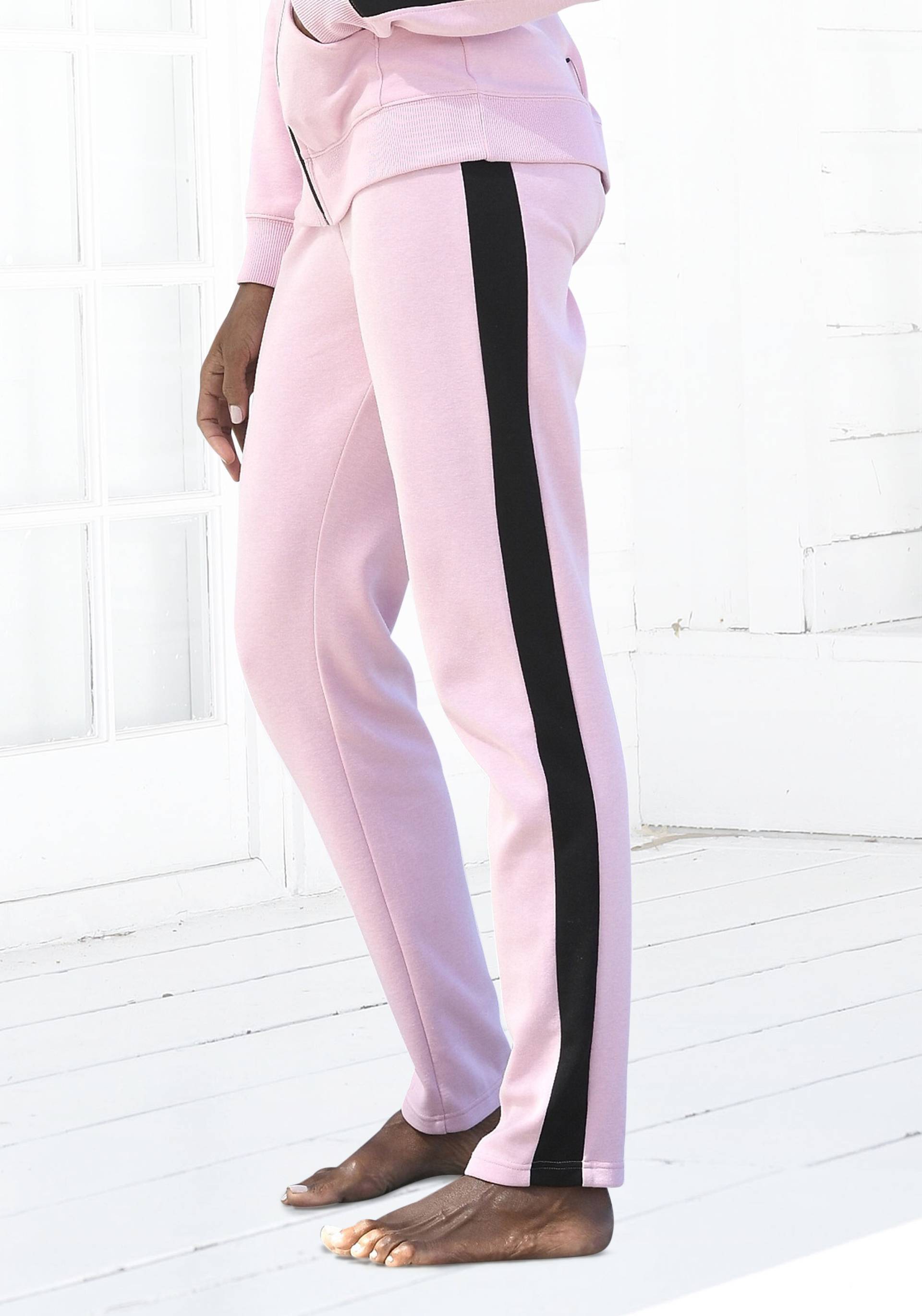 Bench. Loungewear Loungehose, mit Seitenstreifen und geradem Bein, Loungeanzug Bench. Loungewear Loungehose, mit Seitenstreifen und geradem Bein, Loungeanzug von Bench. Loungewear