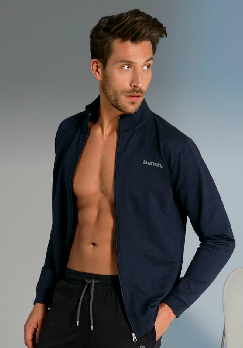 Bench. Loungewear Sweatjacke, mit seitlichen Eingrifftaschen, aus leichter und bequemer Sweatware von Bench. Loungewear