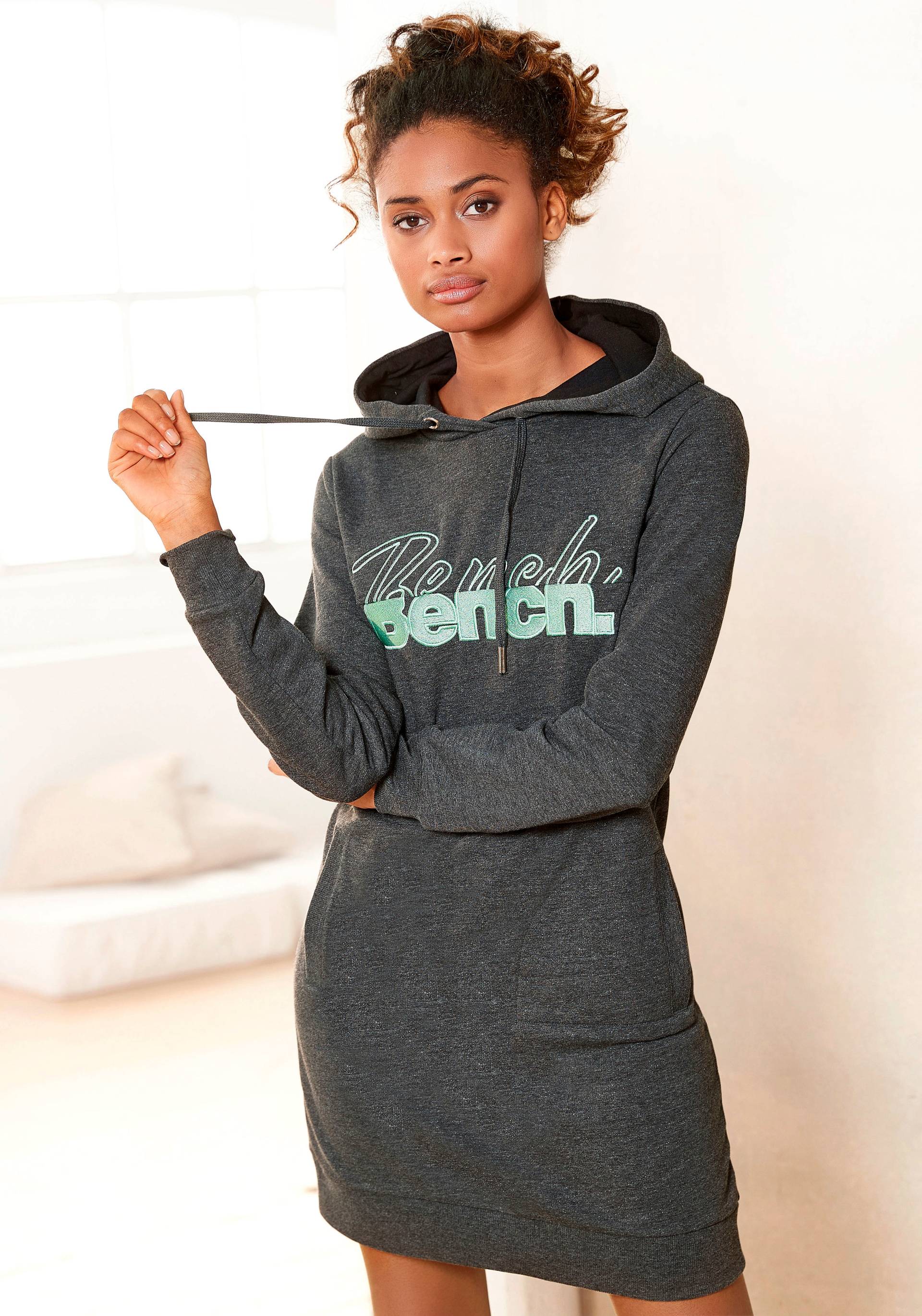 Bench. Sweatkleid, mit aufwendiger Logostickerei Bench. Sweatkleid, mit aufwendiger Logostickerei von Bench.