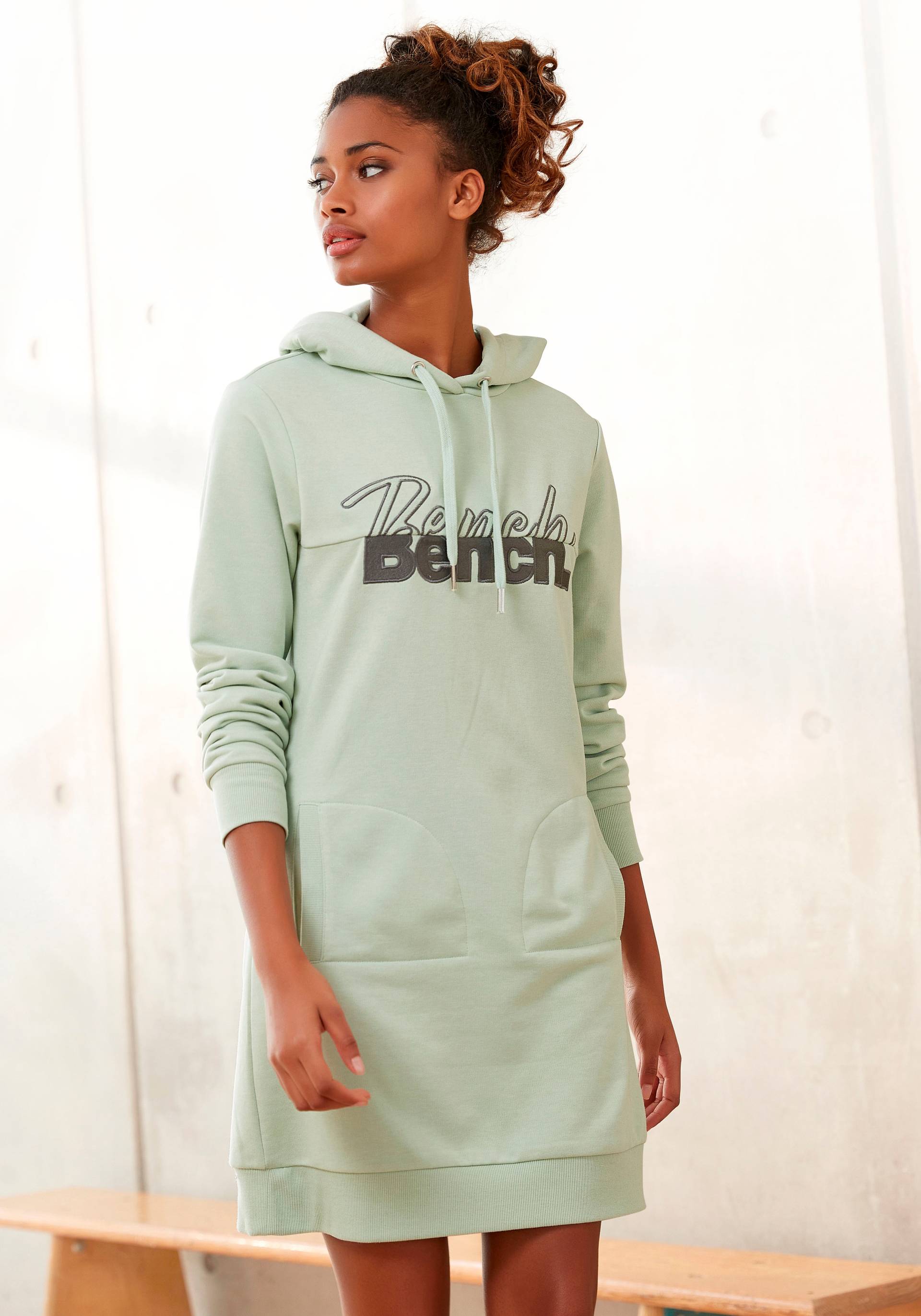 Bench. Sweatkleid, mit aufwendiger Logostickerei Bench. Sweatkleid, mit aufwendiger Logostickerei von Bench.