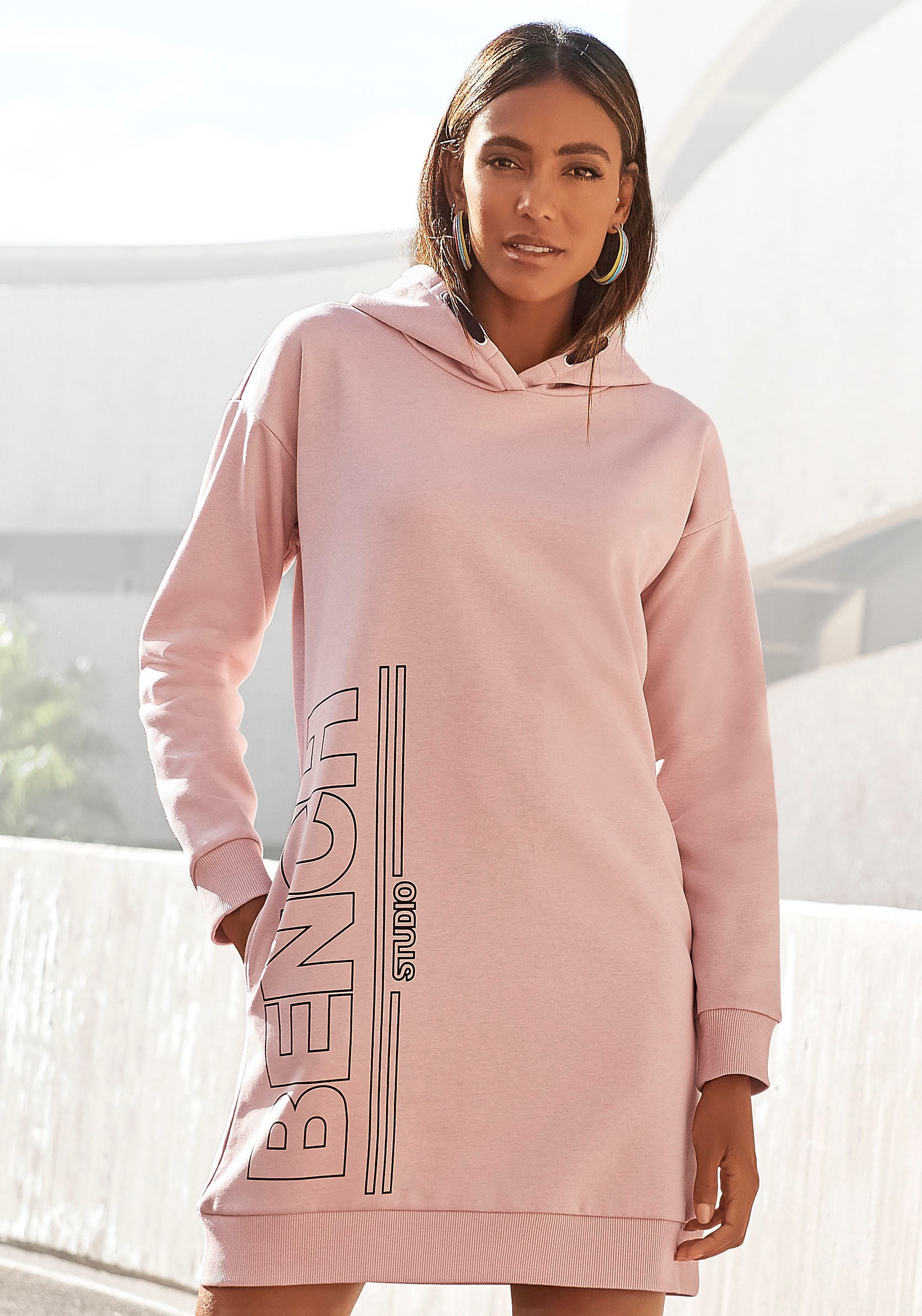 Bench. Sweatkleid, mit senkrechtem Logodruck von Bench.