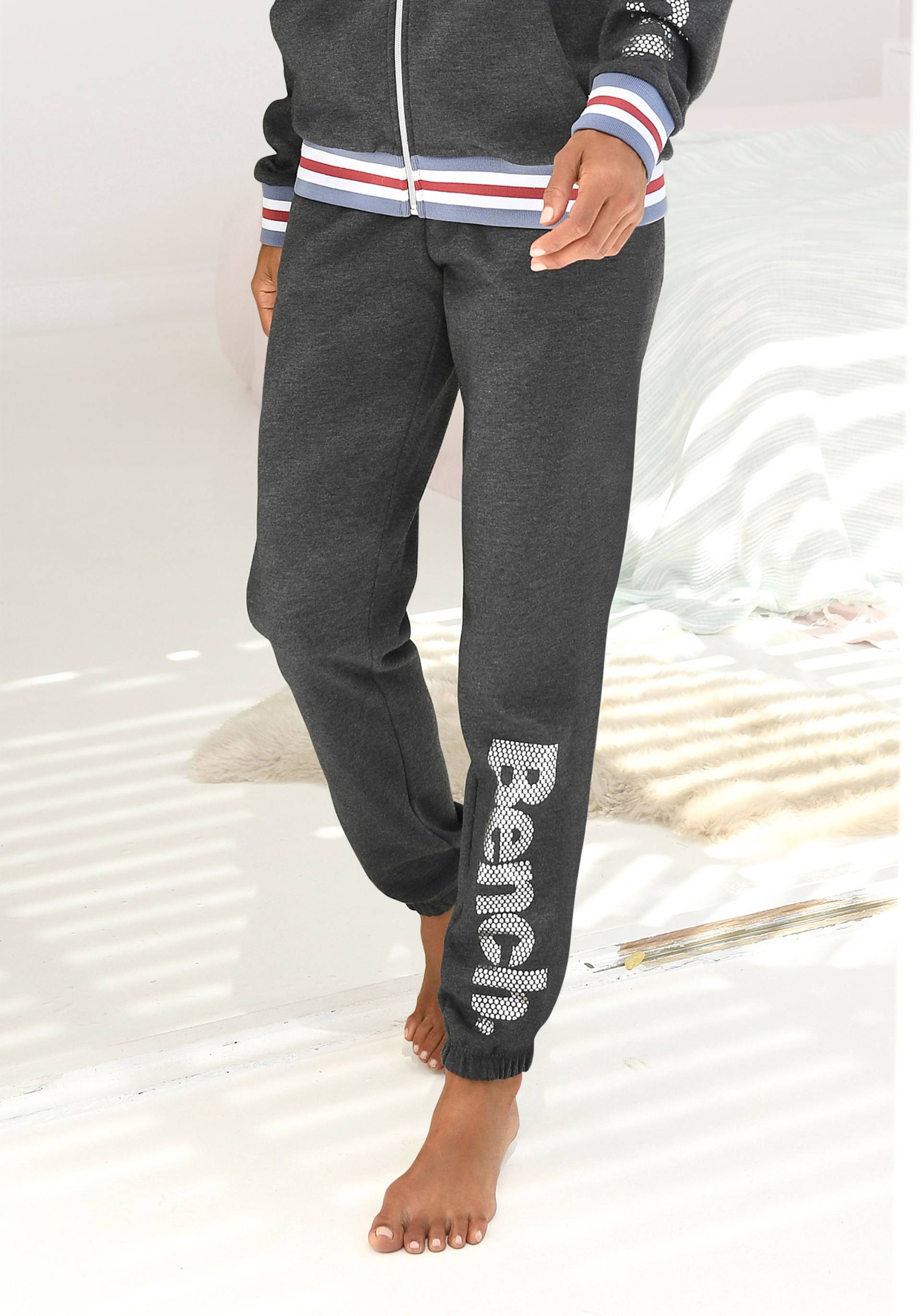 Bench. Sweatpants, mit Logodruck in Metalloptik von Bench.