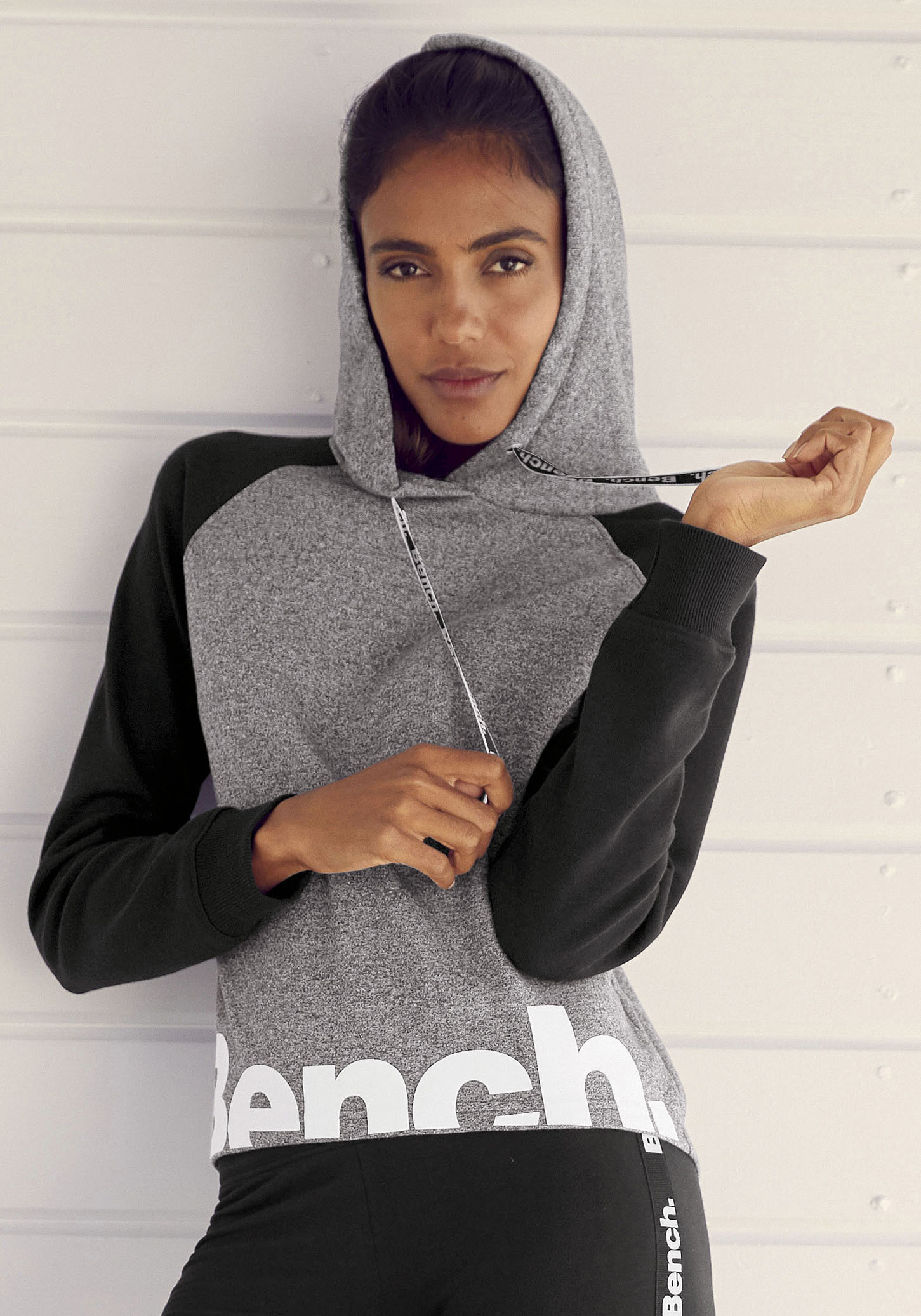 Bench. Loungewear Kapuzensweatshirt, mit farblich abgesetzten Ärmeln und Logodruck, Loungeanzug, Hoodie von Bench. Loungewear