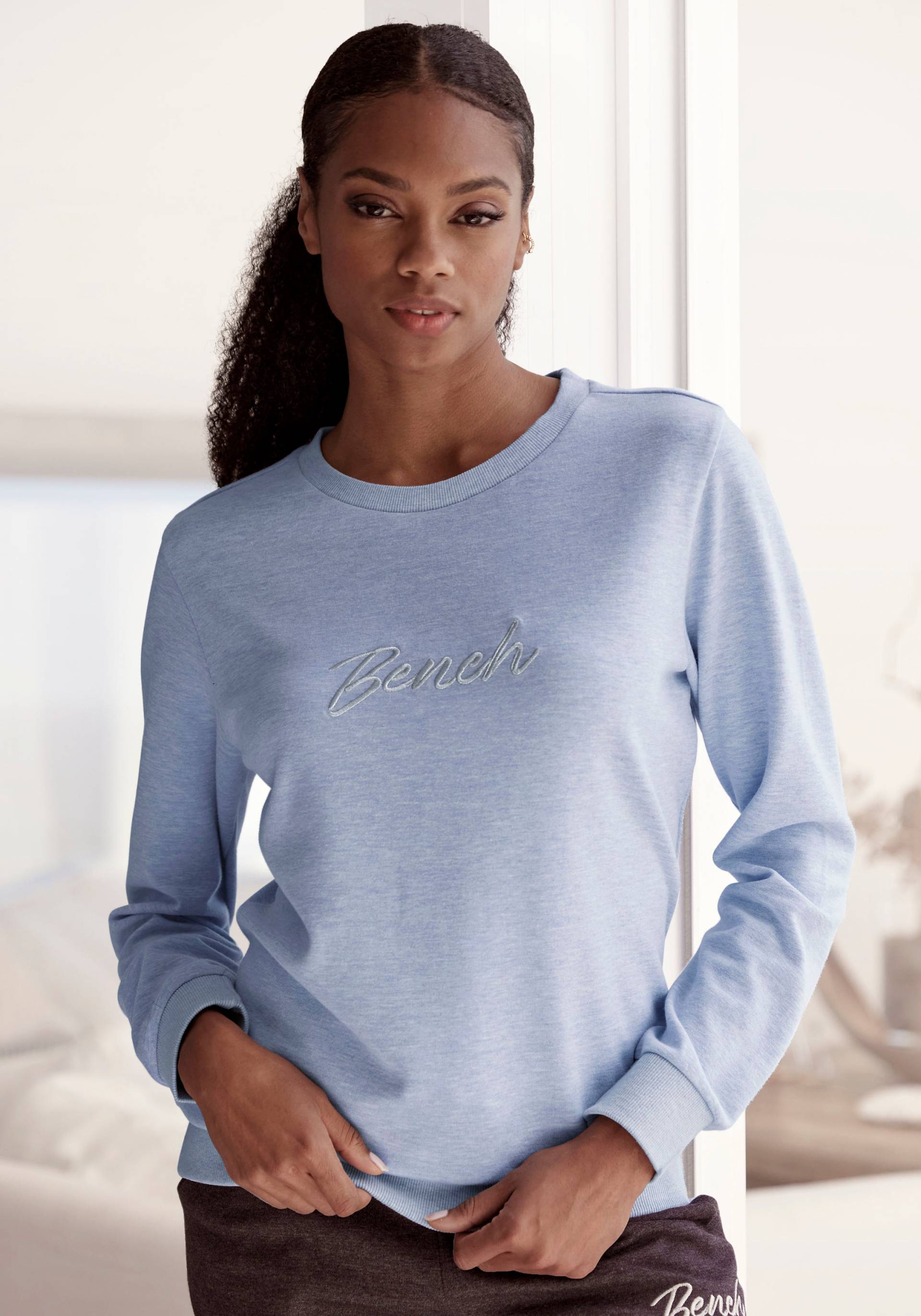 Bench. Loungewear Sweatshirt »-Loungeshirt«, mit glänzender Logostickerei, Loungewear, Loungeanzug von Bench. Loungewear