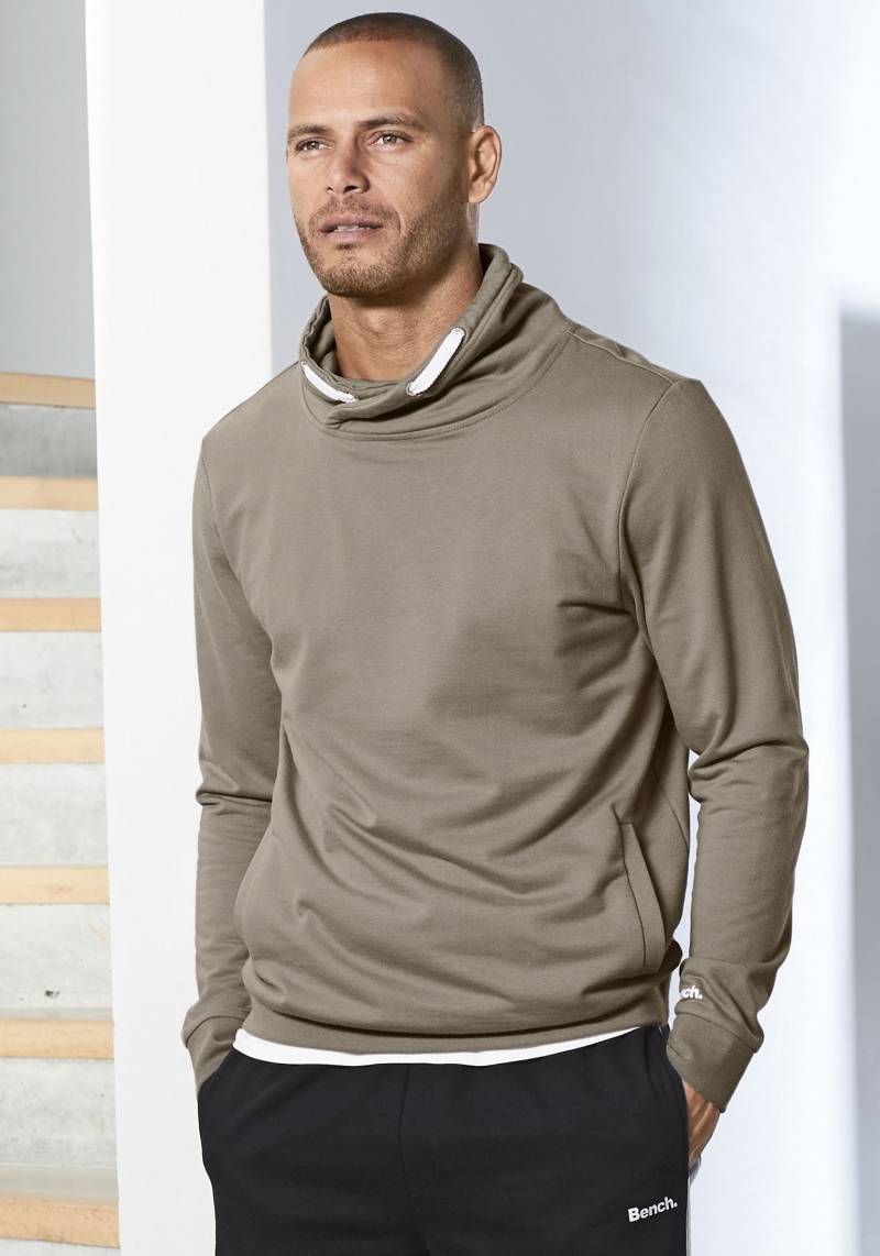 Bench. Loungewear Sweatshirt, mit grossem Stehkragen aus einer Baumwollmischung von Bench. Loungewear