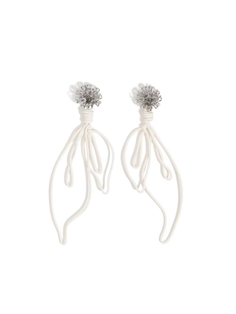 Bimba y Lola chrysanthemum clip-on earrings - Silver von Bimba y Lola