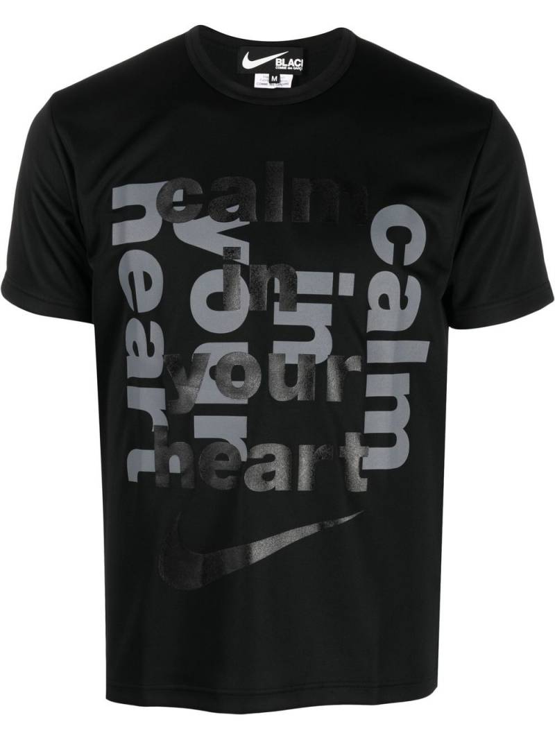 Black Comme Des Garçons slogan-print Swoosh T-shirt von Black Comme Des Garçons