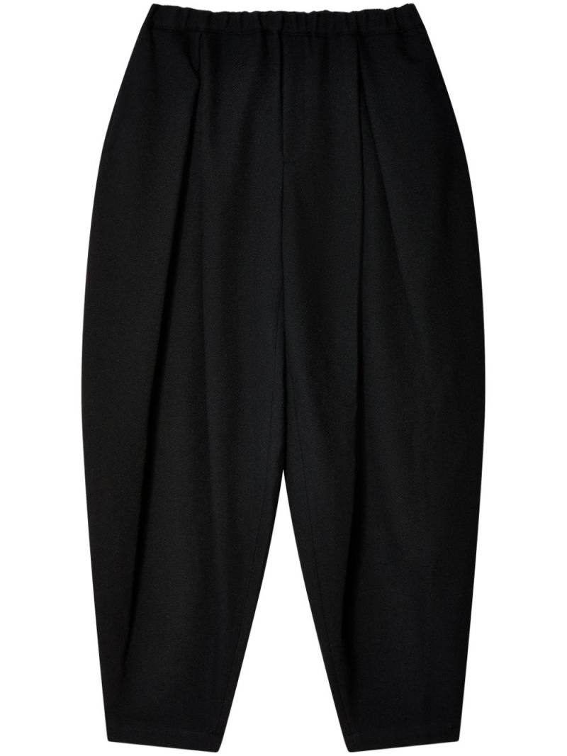 Black Comme Des Garçons tapered-leg trousers von Black Comme Des Garçons