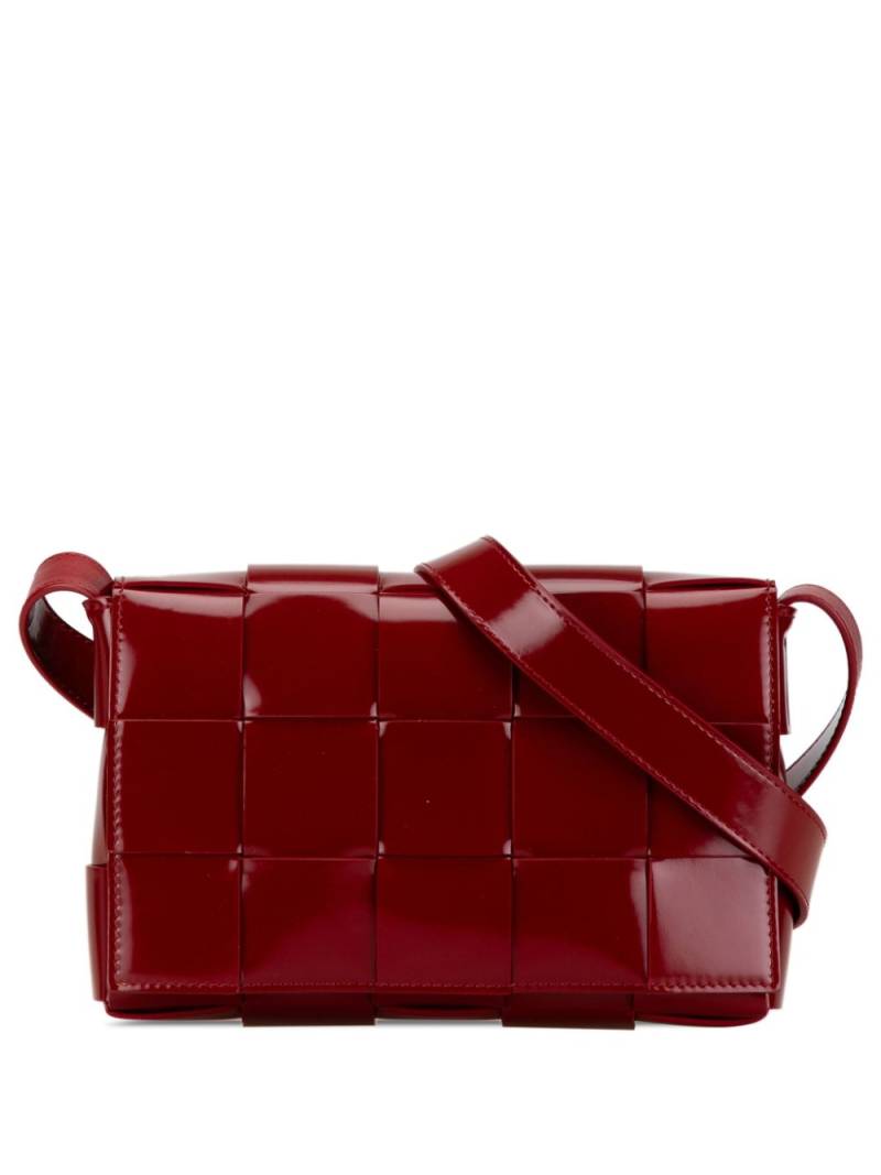 Bottega Veneta Pre-Owned 2012-2023 Patent Intrecciato Cassette crossbody bag - Red von Bottega Veneta Pre-Owned