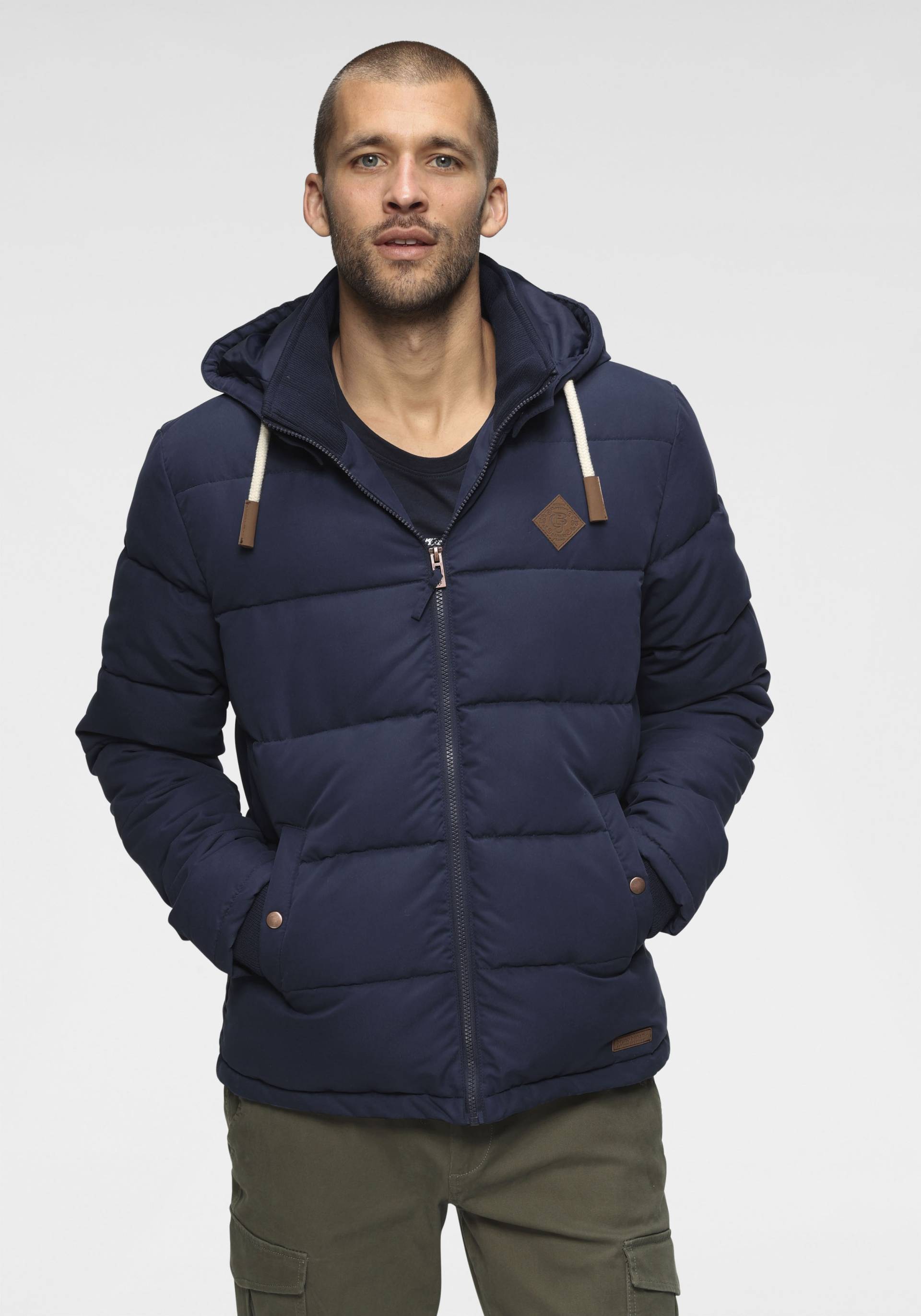 Bruno Banani Steppjacke, mit Kapuze, leicht, wasserabweisend, modischer Stil, mit dekorativen Badges Bruno Banani Steppjacke, mit Kapuze, leicht, wasserabweisend, modischer Stil, mit dekorativen Badges von Bruno Banani