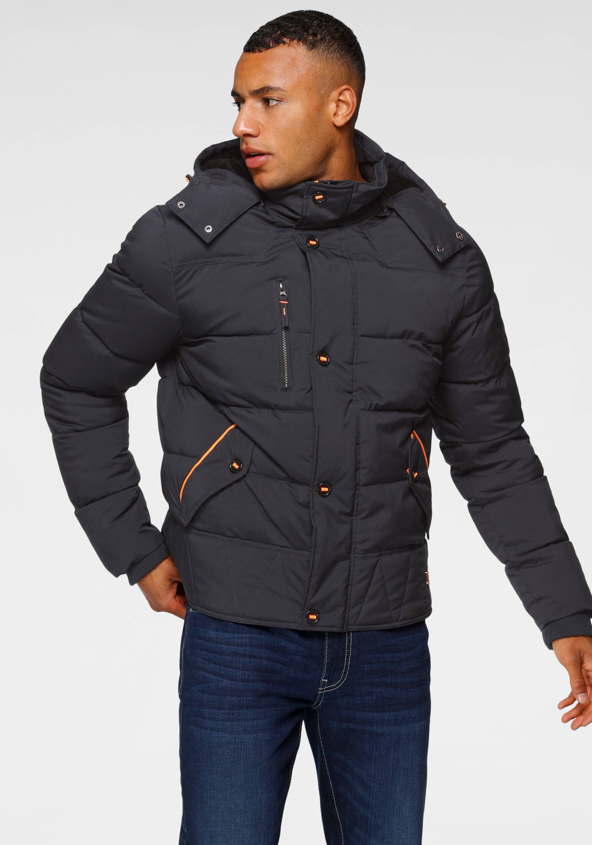Bruno Banani Steppjacke, mit Kapuze, für Übergangswetter, wasserabweisend, taillierter Schnitt Bruno Banani Steppjacke, mit Kapuze, für Übergangswetter, wasserabweisend, taillierter Schnitt von Bruno Banani