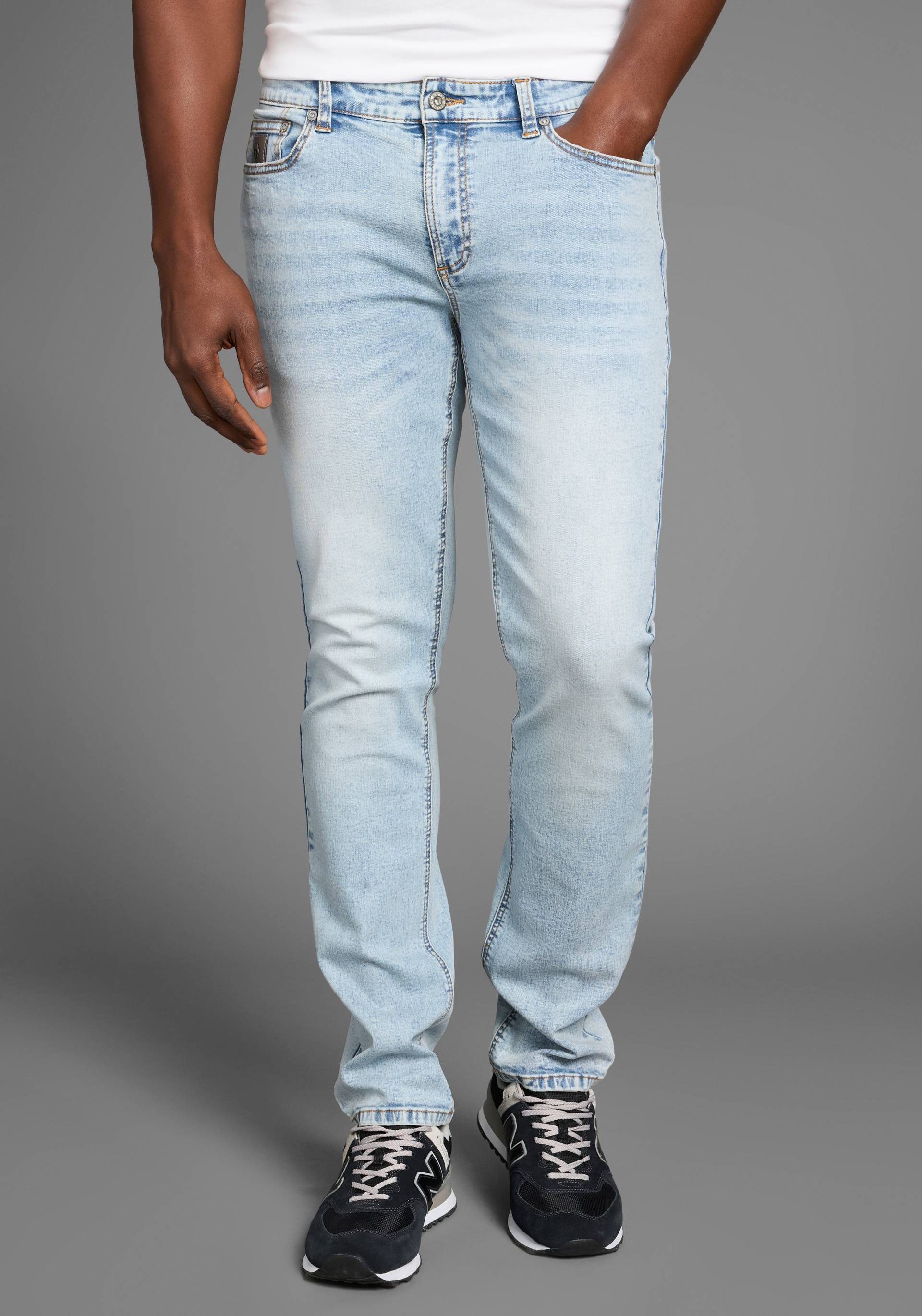 Bruno Banani Straight-Jeans »Hutch«, gerade Beinform, teilweise mit modischen Destroyed-Effekten von Bruno Banani