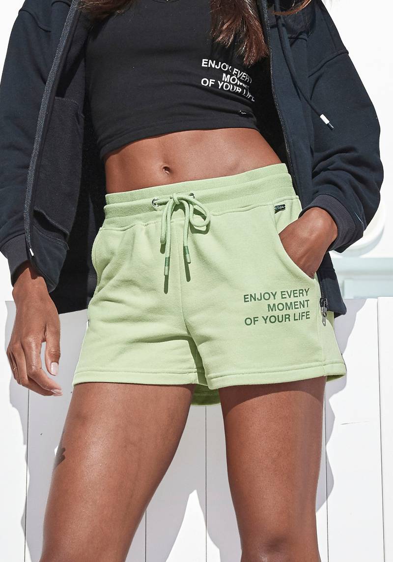 Buffalo Sweatshorts »-kurze Hose«, mit Statement Druck, Loungewear von Buffalo