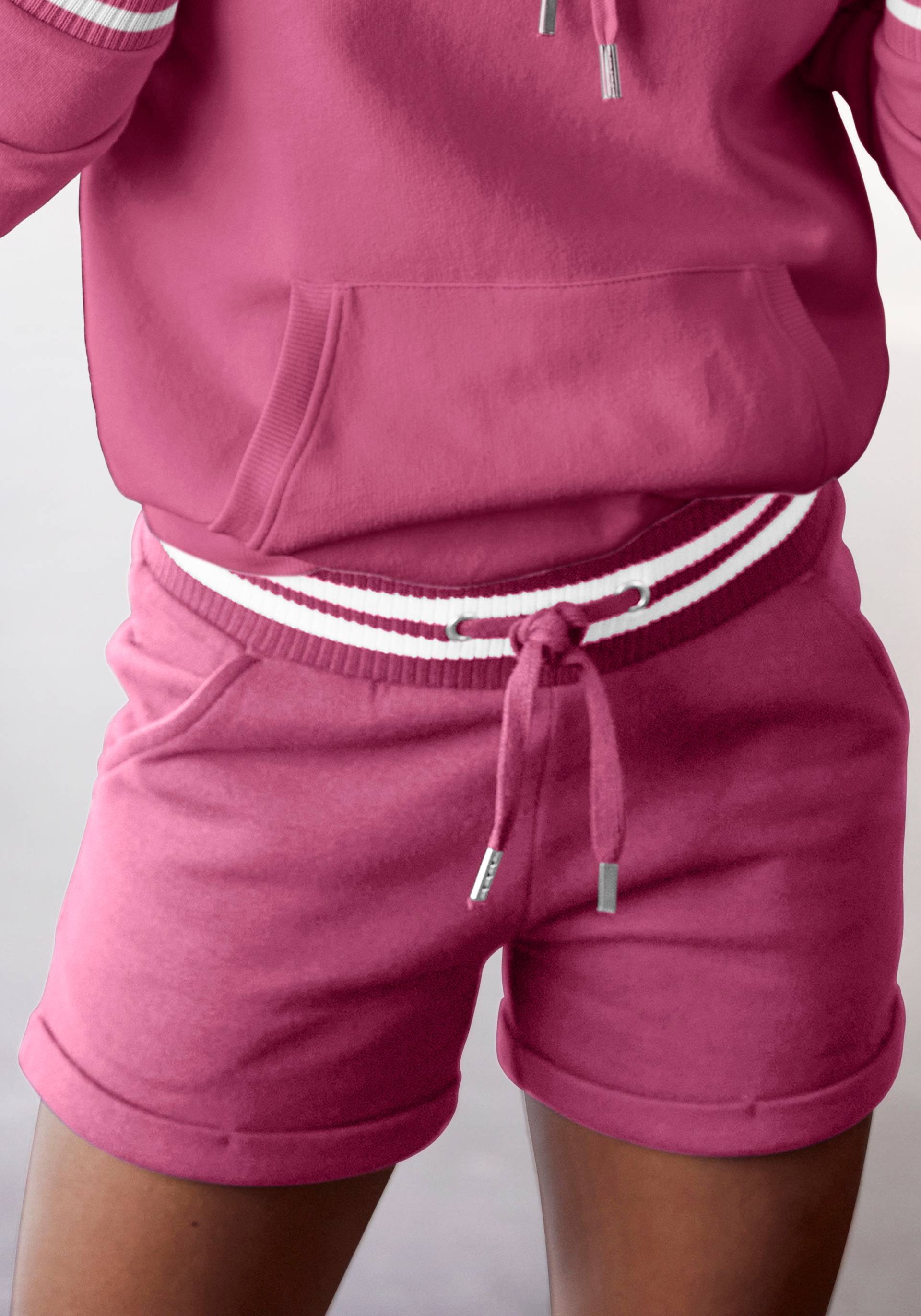Buffalo Sweatshorts, mit Logostickerei und seitlichen Taschen, Loungeanzug Buffalo Sweatshorts, mit Logostickerei und seitlichen Taschen, Loungeanzug von Buffalo