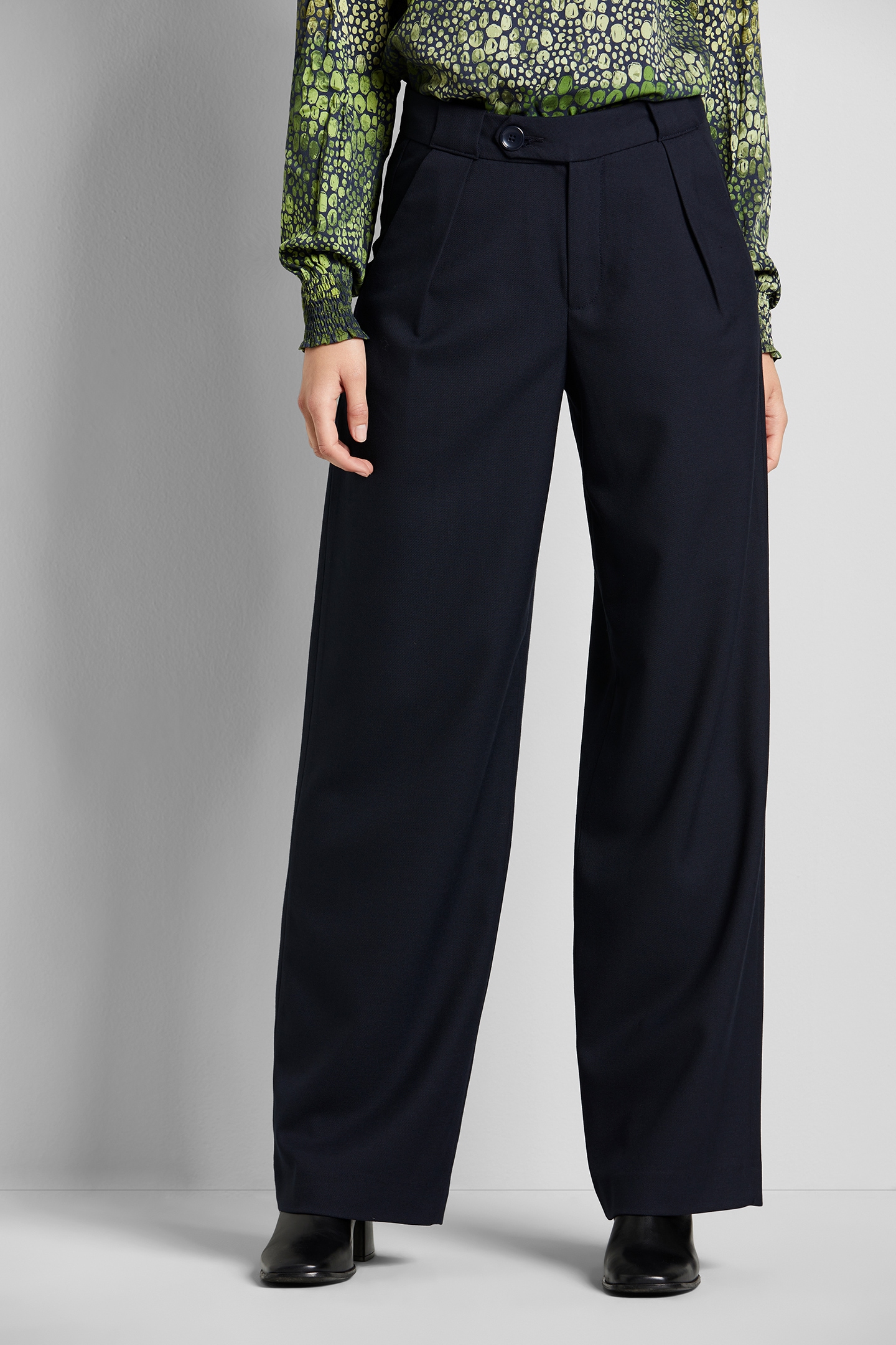 bugatti Stoffhose, mit geradem Beinverlauf bugatti Stoffhose, mit geradem Beinverlauf von Bugatti