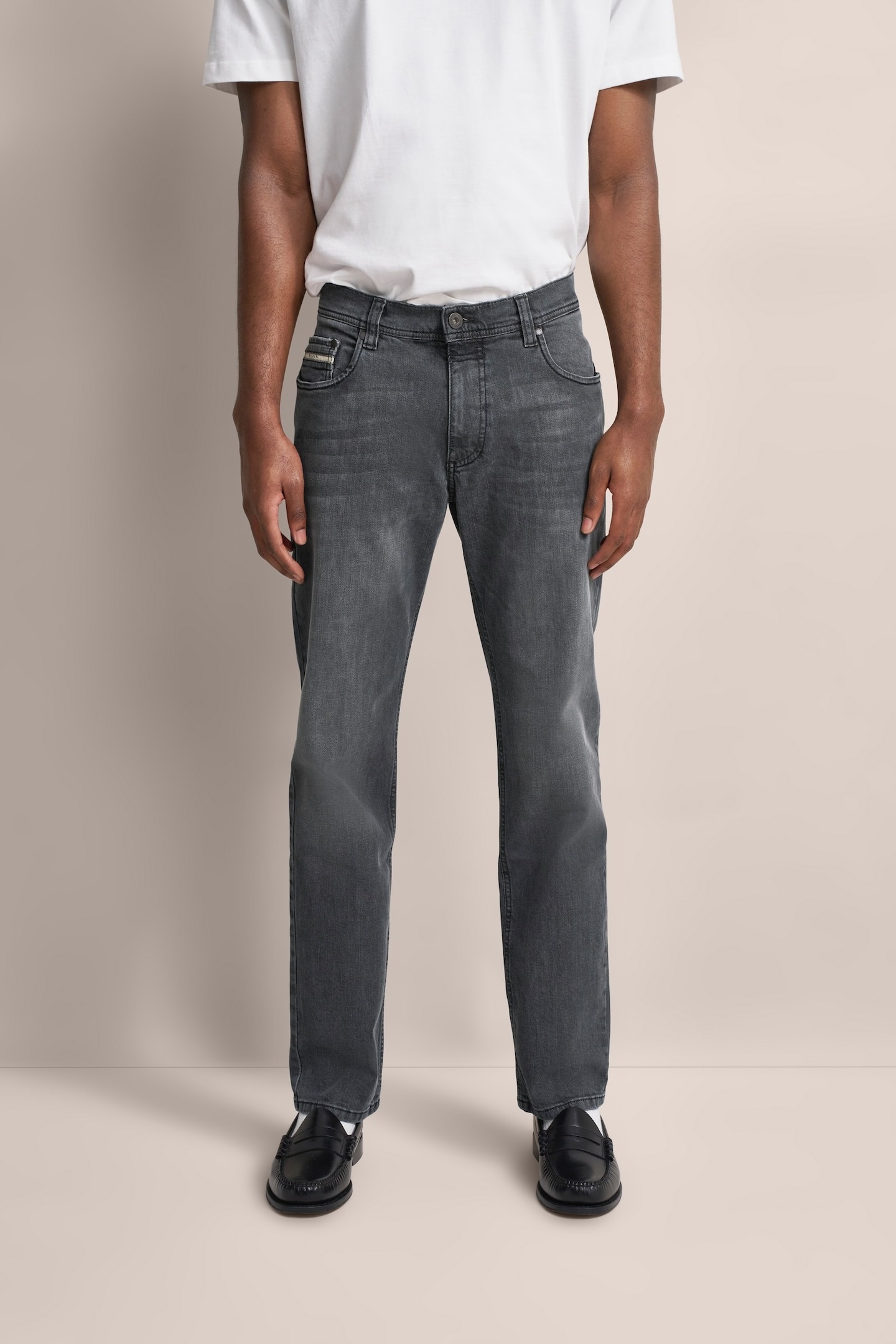 bugatti 5-Pocket-Jeans, mit einem leichten Used-Look von Bugatti