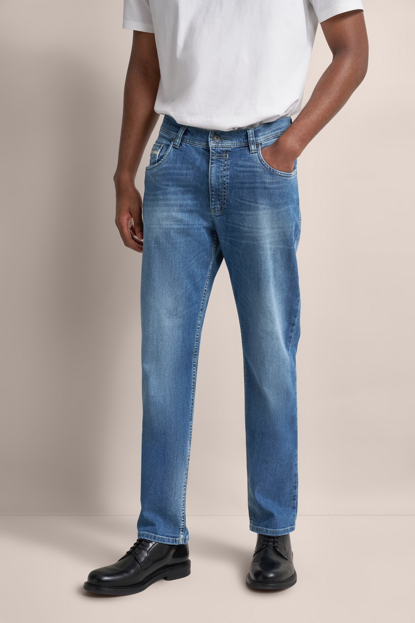 bugatti 5-Pocket-Jeans, mit einem leichten Used-Look von Bugatti