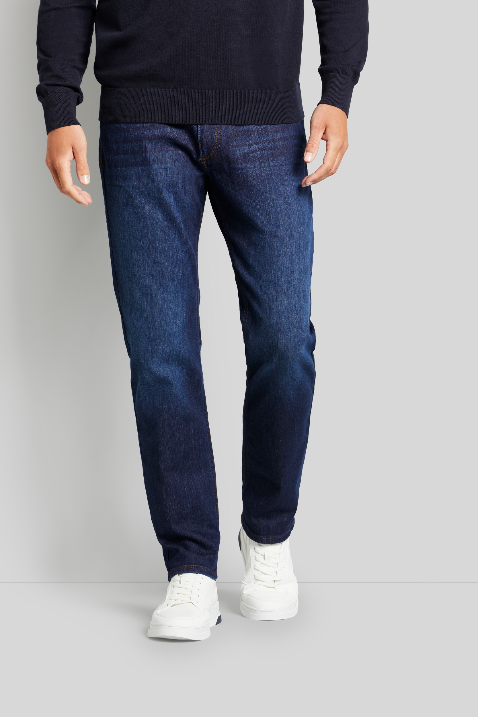 bugatti 5-Pocket-Jeans, mit einem leichten Used-Look von Bugatti