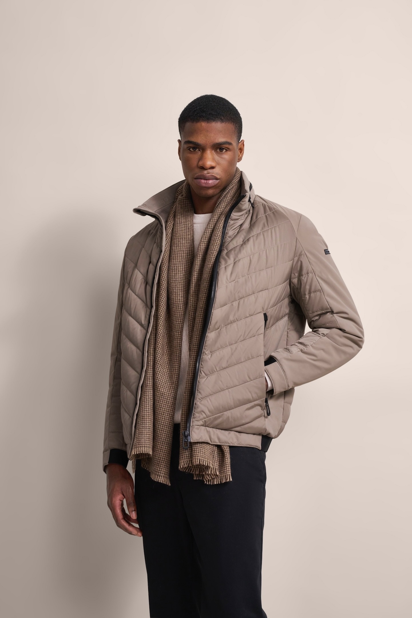bugatti Blouson, mit Kapuze, mit Frontsteppung bugatti Blouson, mit Kapuze, mit Frontsteppung von Bugatti